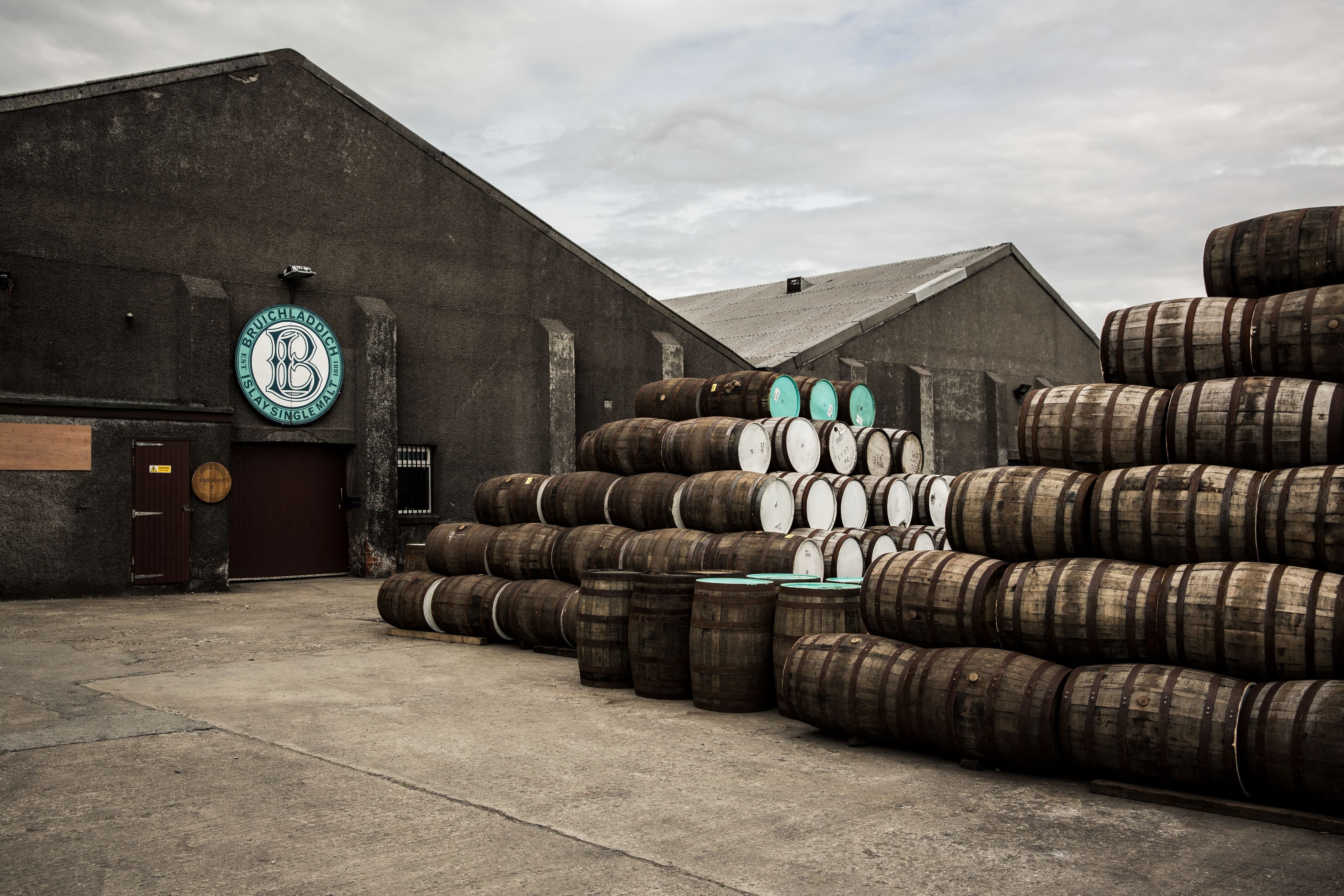 布萊迪(Bruichladdich)酒廠實地場景拍攝畫面。(人頭馬君度 RÉMY COINTREAU提供)