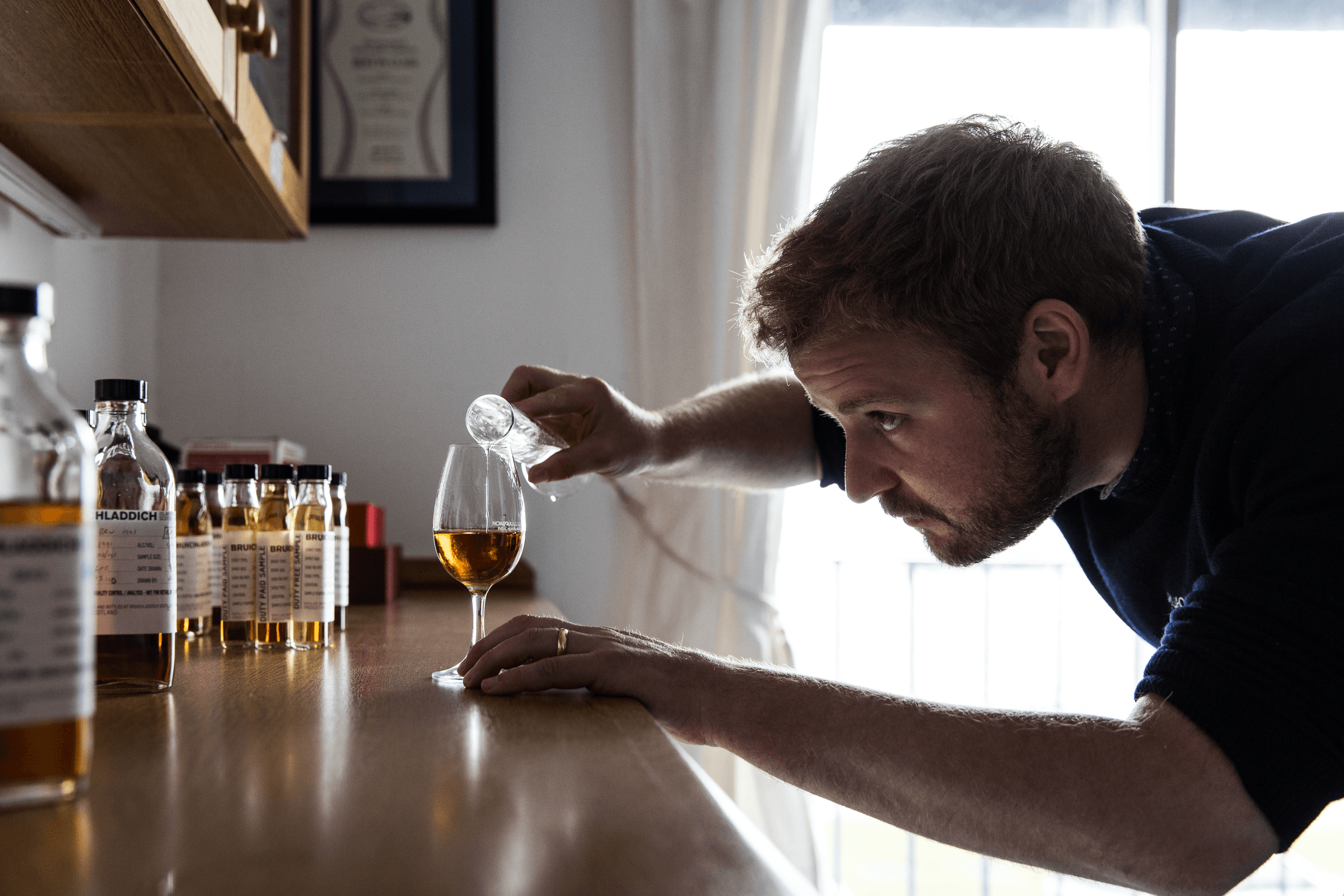 布萊迪(Bruichladdich)酒廠總調酒師Adam Hannett。(人頭馬君度 RÉMY COINTREAU提供)
