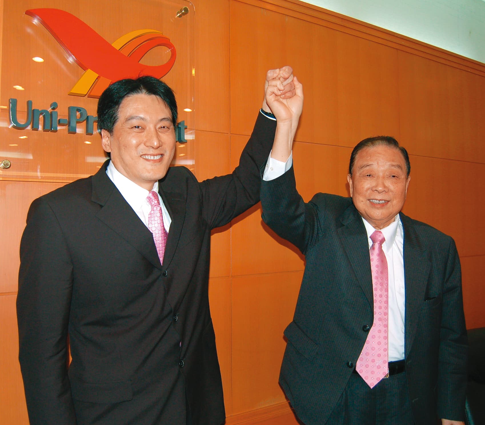 2007年高清愿(右)啟動交棒機制,女婿羅智先(左)從執行副總升任總經理。(聯合知識庫)
