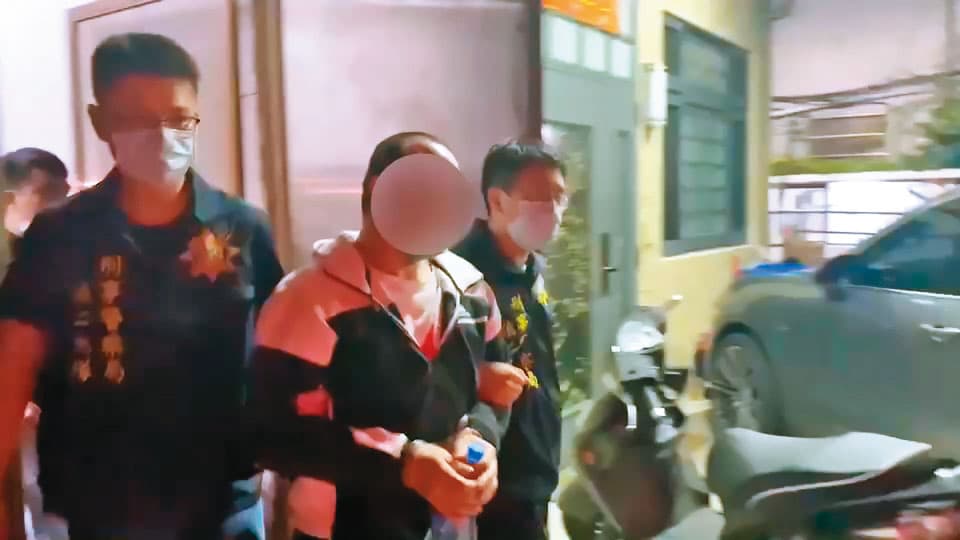 槍天堂老闆呂子玄(中)因違反《槍砲彈藥刀械管制條例》遭警方送辦。(警方提供)