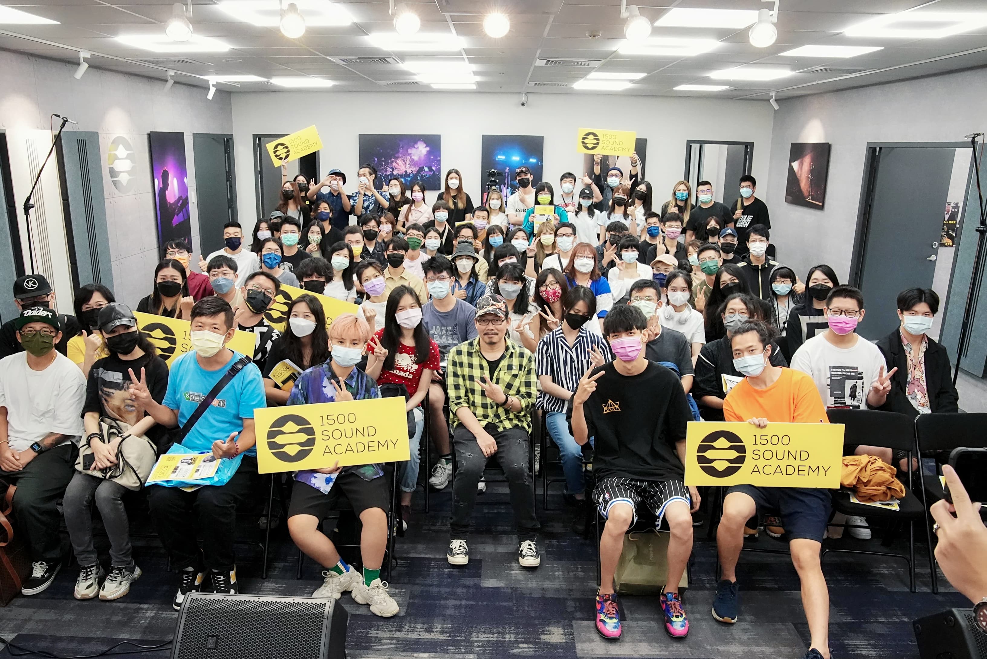 「1500聲量音創」邀請中國風詞神-方文山到校開講,受到學生熱烈歡迎。(1500 聲量音創學院提供)