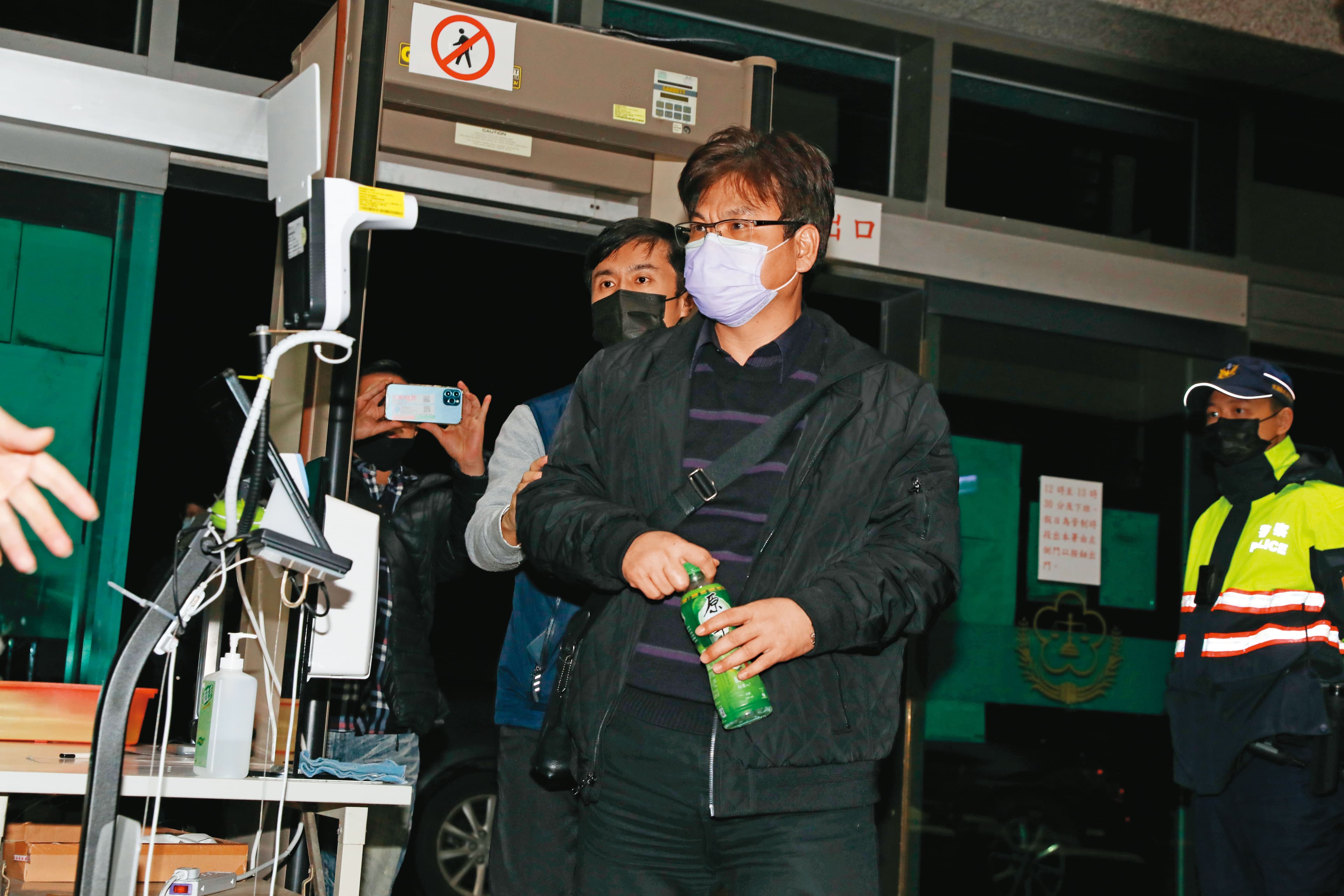 前宜蘭縣建設處代理處長吳朝琴(中)收押後,緊咬林姿妙交辦免課羅東地主土增稅,證詞成為起訴一大關鍵。