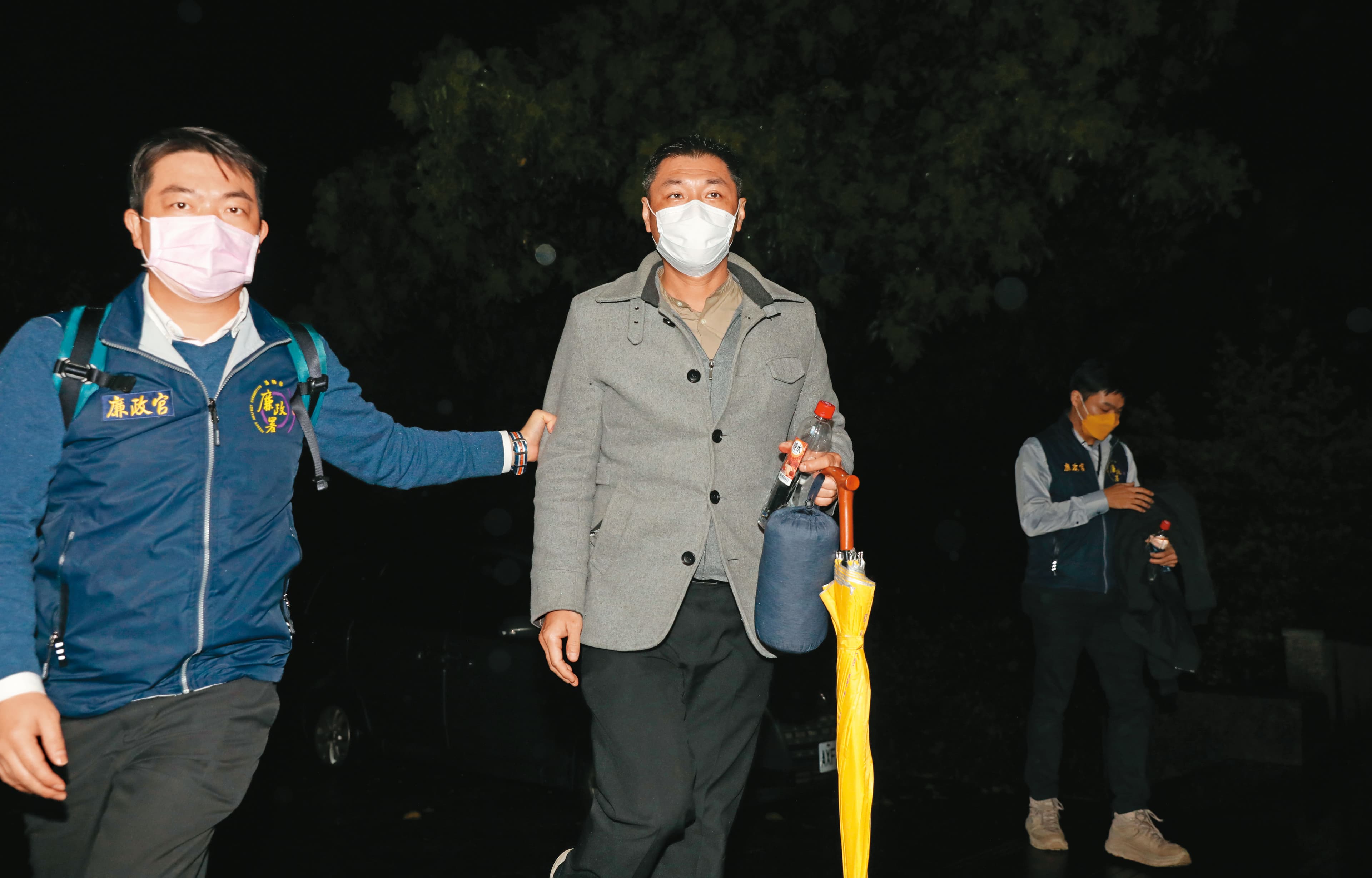 林姿妙的兒子林佑澤(中)經常身懷鉅款,近年一口氣還債1千7百萬元,資金來源讓專案小組起疑。