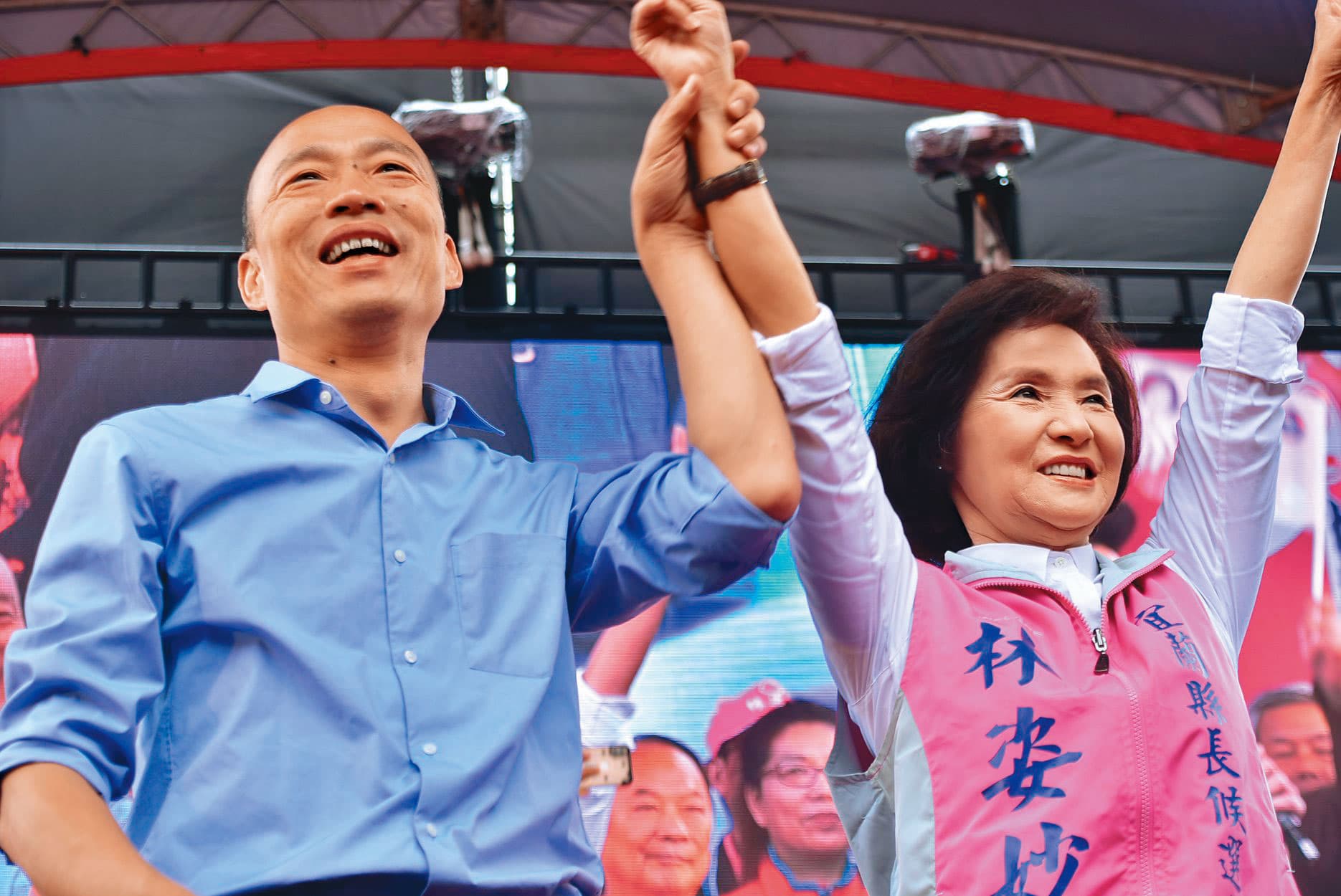 林姿妙(右)同意地主免徵土增稅,且未拆除240萬元搭建的縣長競選總部,並移交韓國瑜(左)選總統時使用,遭檢方認定收受不正利益罪。(翻攝林姿妙臉書)