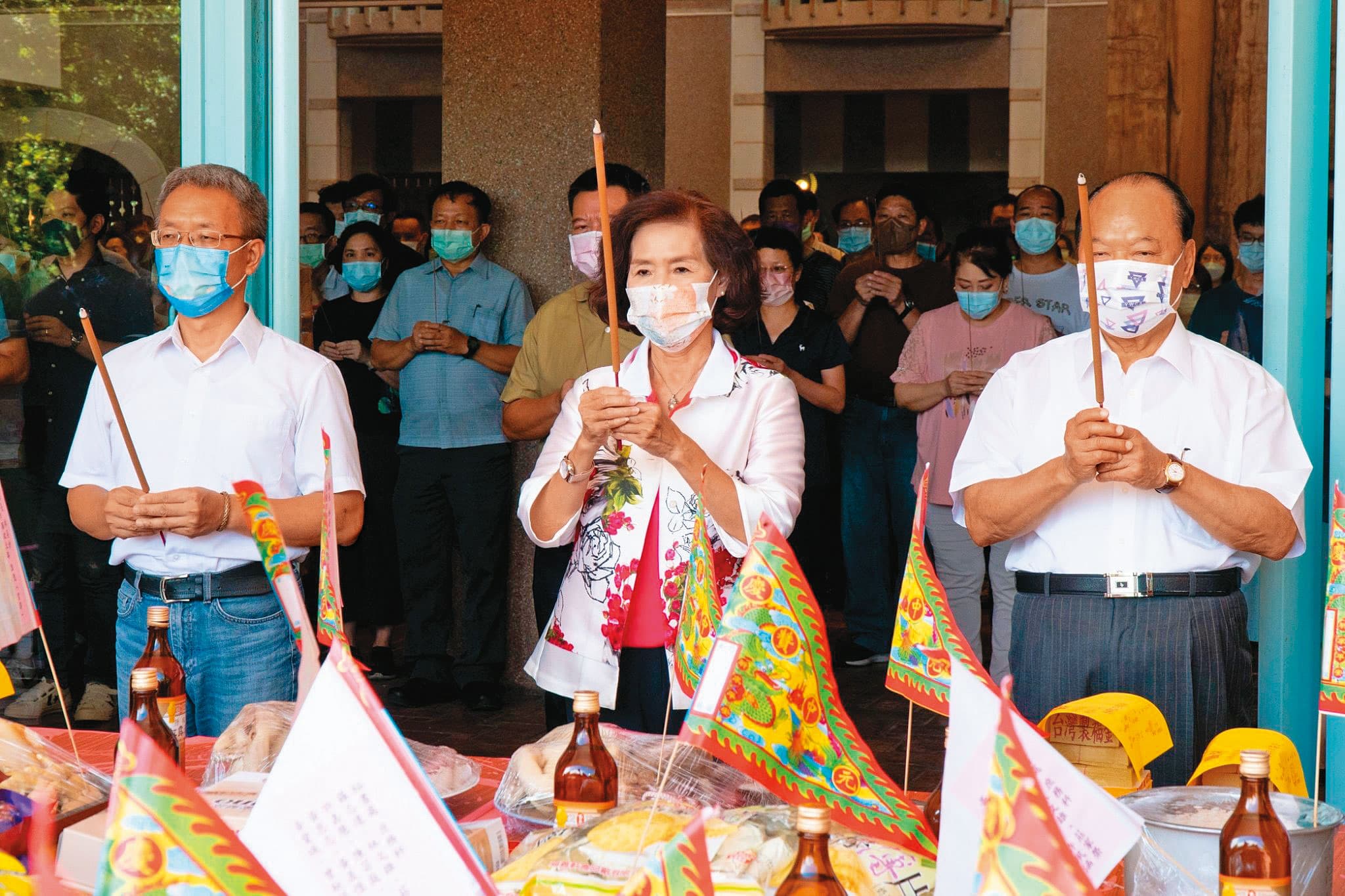 林姿妙(中)在中元普渡上香祈求各行各業幸福安康,似乎也在期待官司平安落幕,結果仍遭起訴。 (翻攝林姿妙臉書)