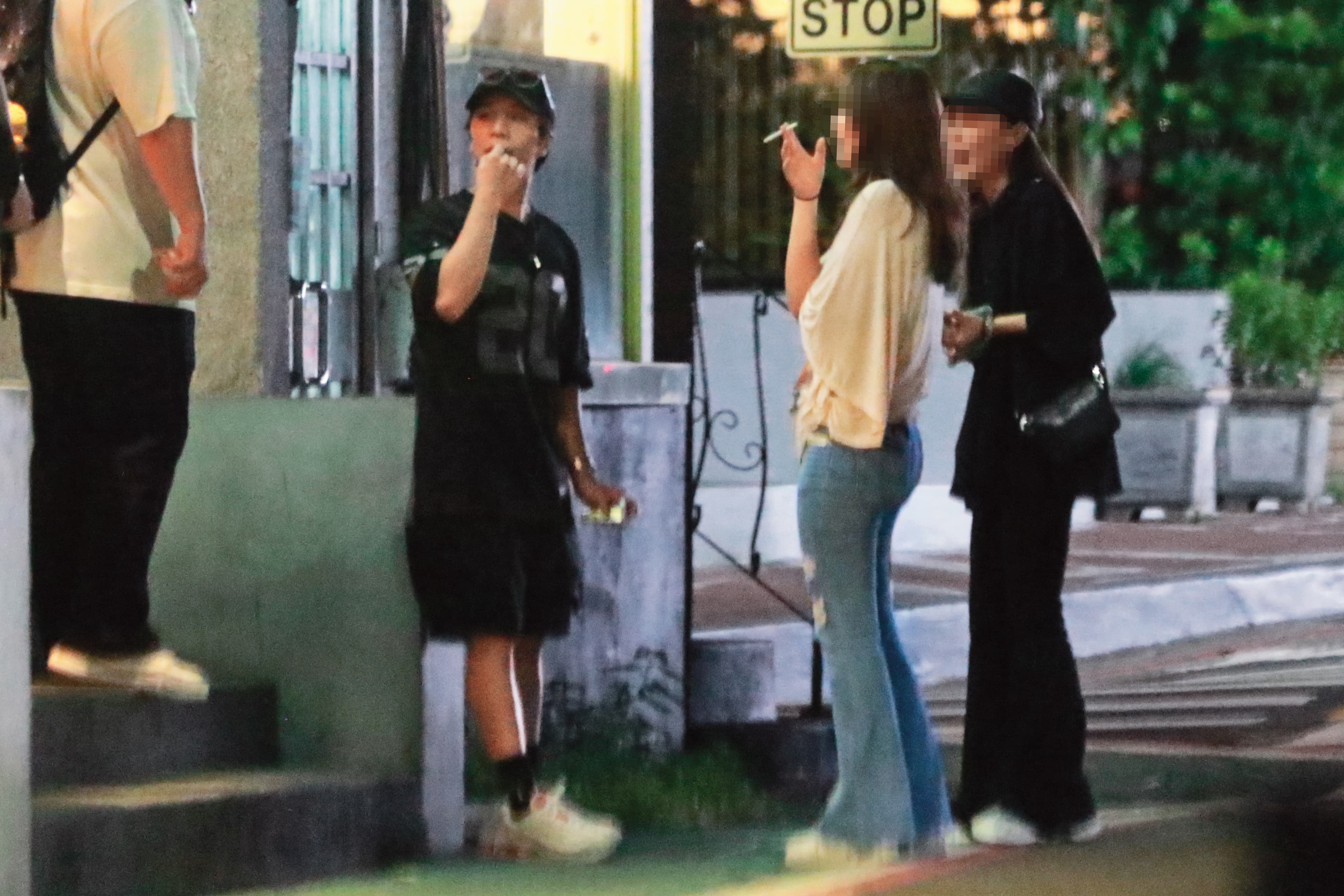 7/30 22：43 派翠克（左二）和兩名女友人在門口抽菸聊天。