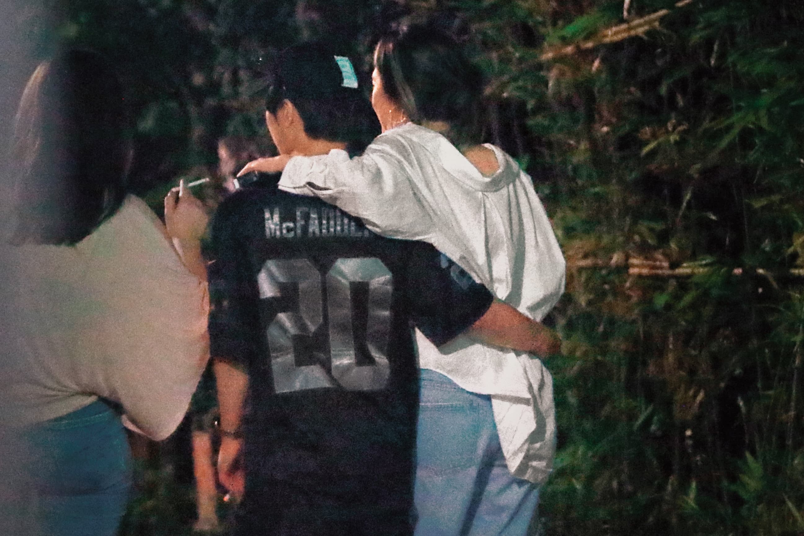 7/30 03：15 酒酣耳熱後，派翠克摟著白衣女的腰，女方則勾著他的脖子，親親暱暱的。