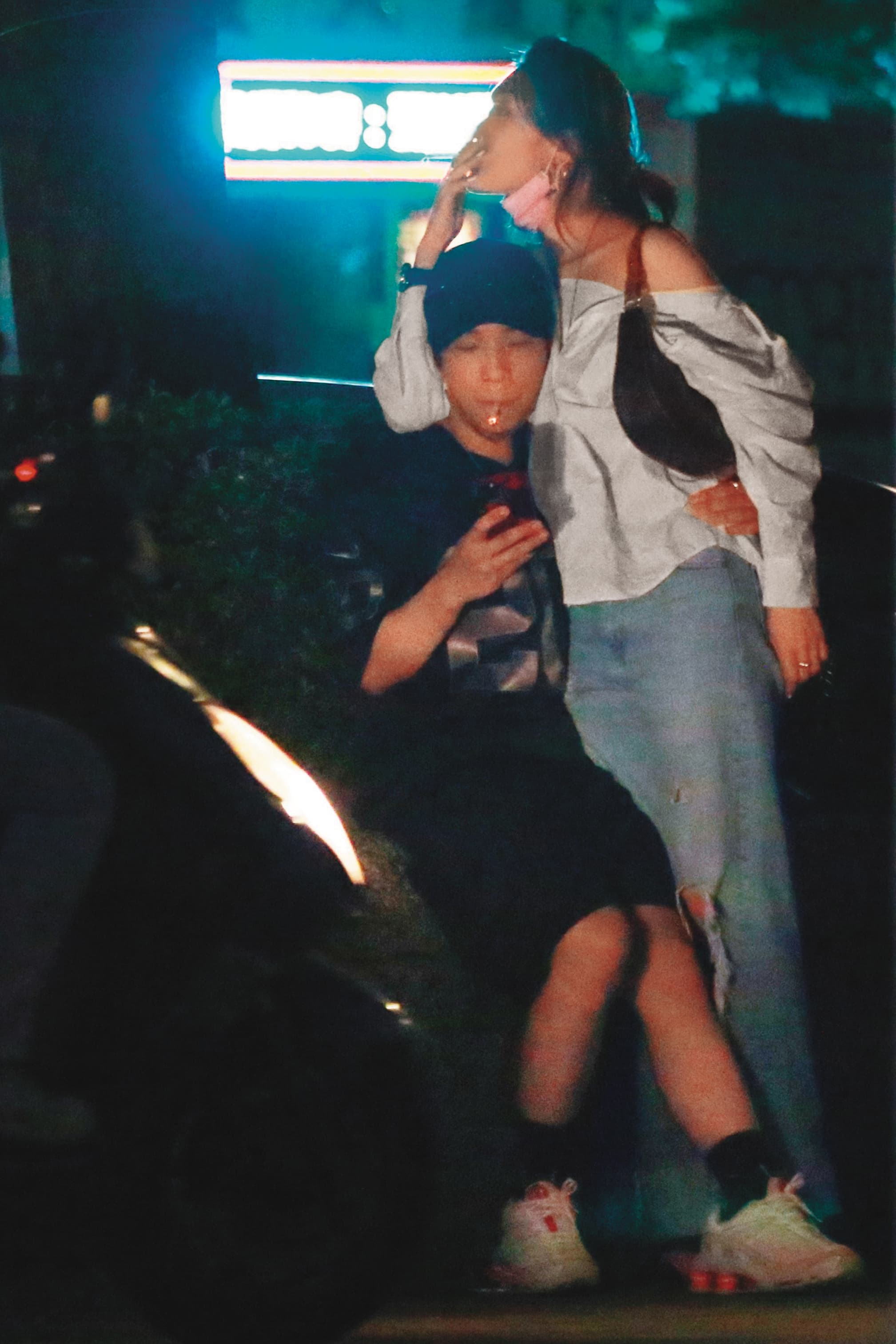 7/30 03：15 酒酣耳熱後，派翠克摟著白衣女的腰，女方則勾著他的脖子，親親暱暱的。