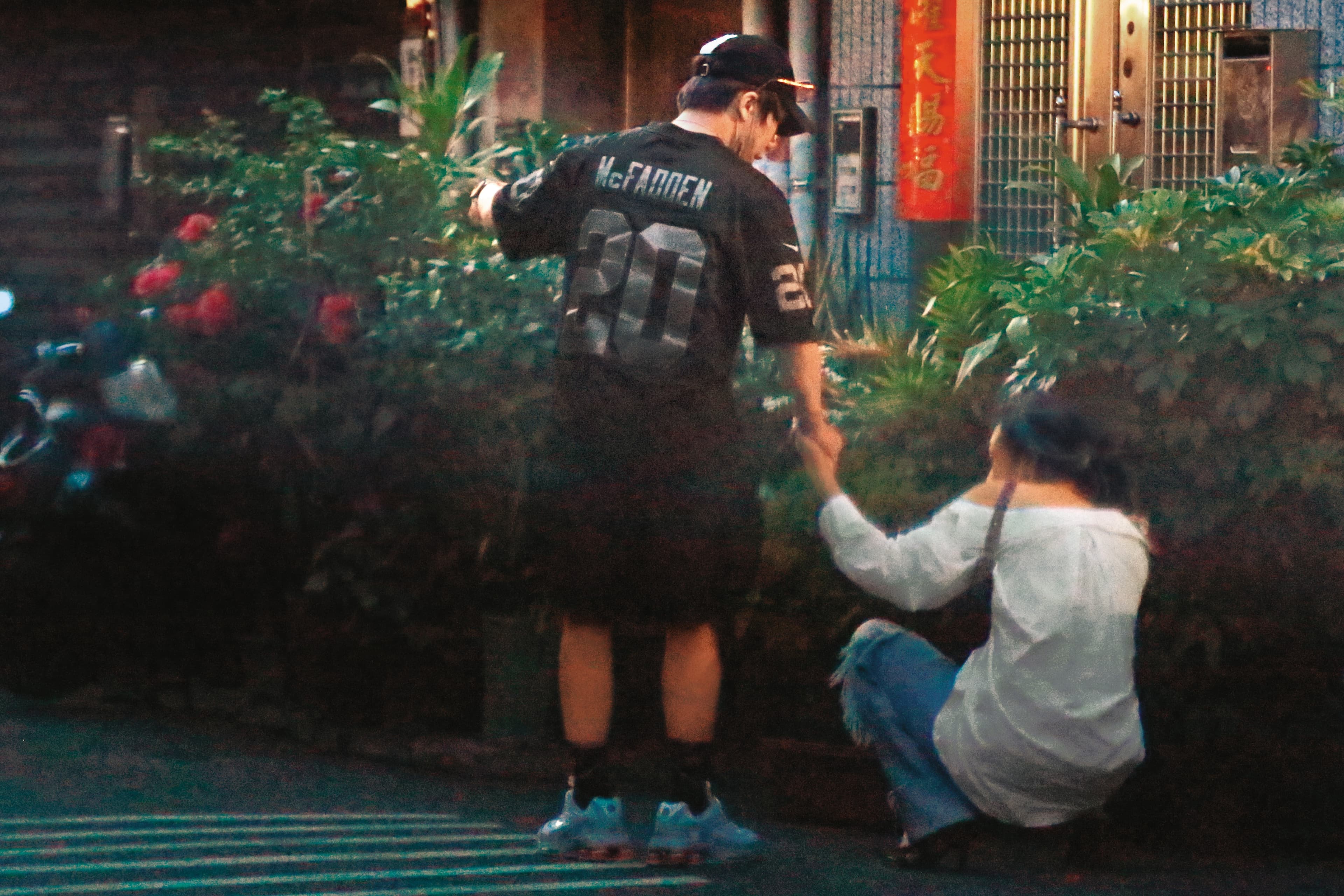 7/30 05：04 派翠克最後將白衣女打包帶回家，女方一度蹲在路上走不動。