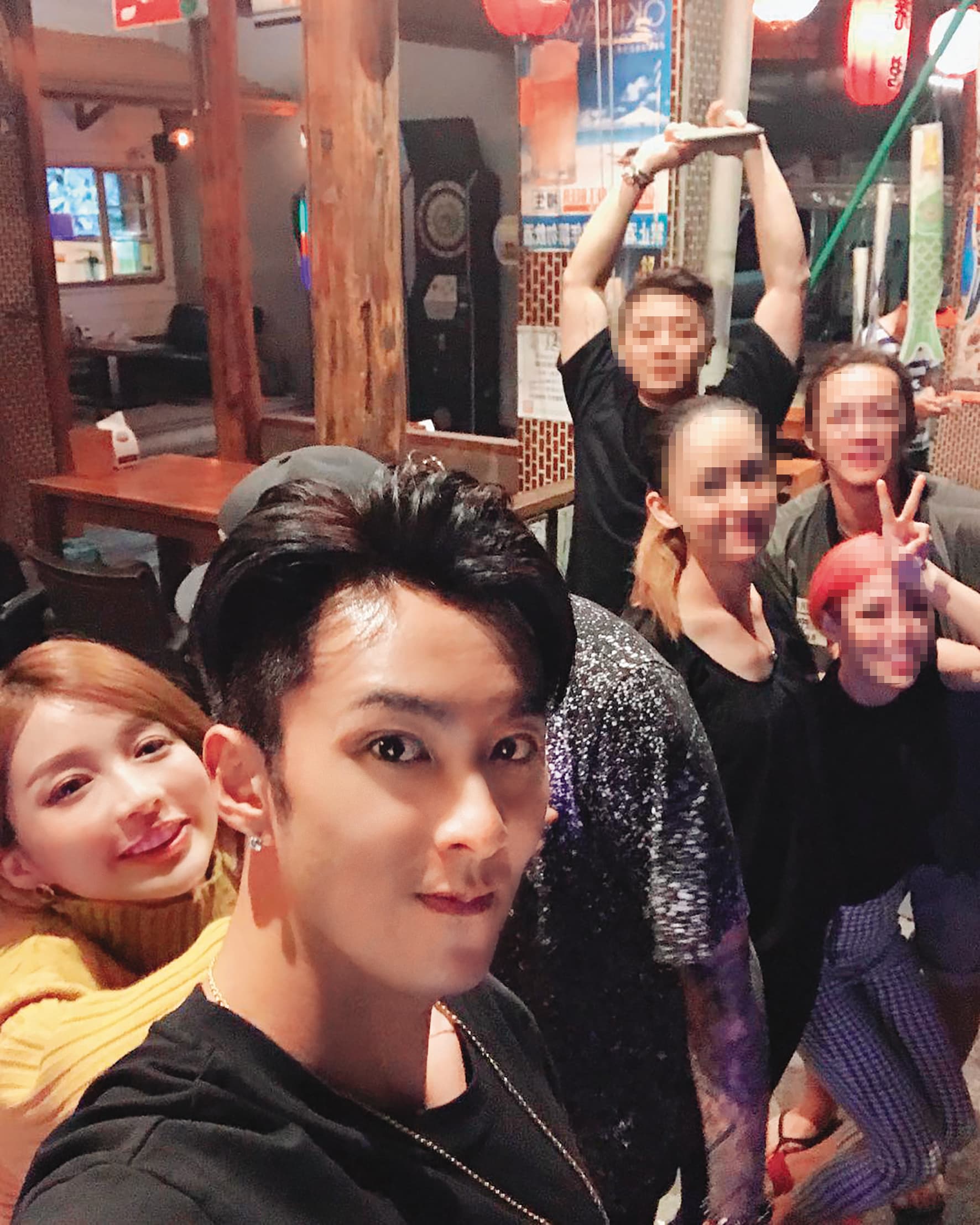 張雁名(左二)之前鬧出報警趕走前女友風波,網友曾在網路上討論該名前女友就是彤羽(左一)。(翻攝自彤羽IG)