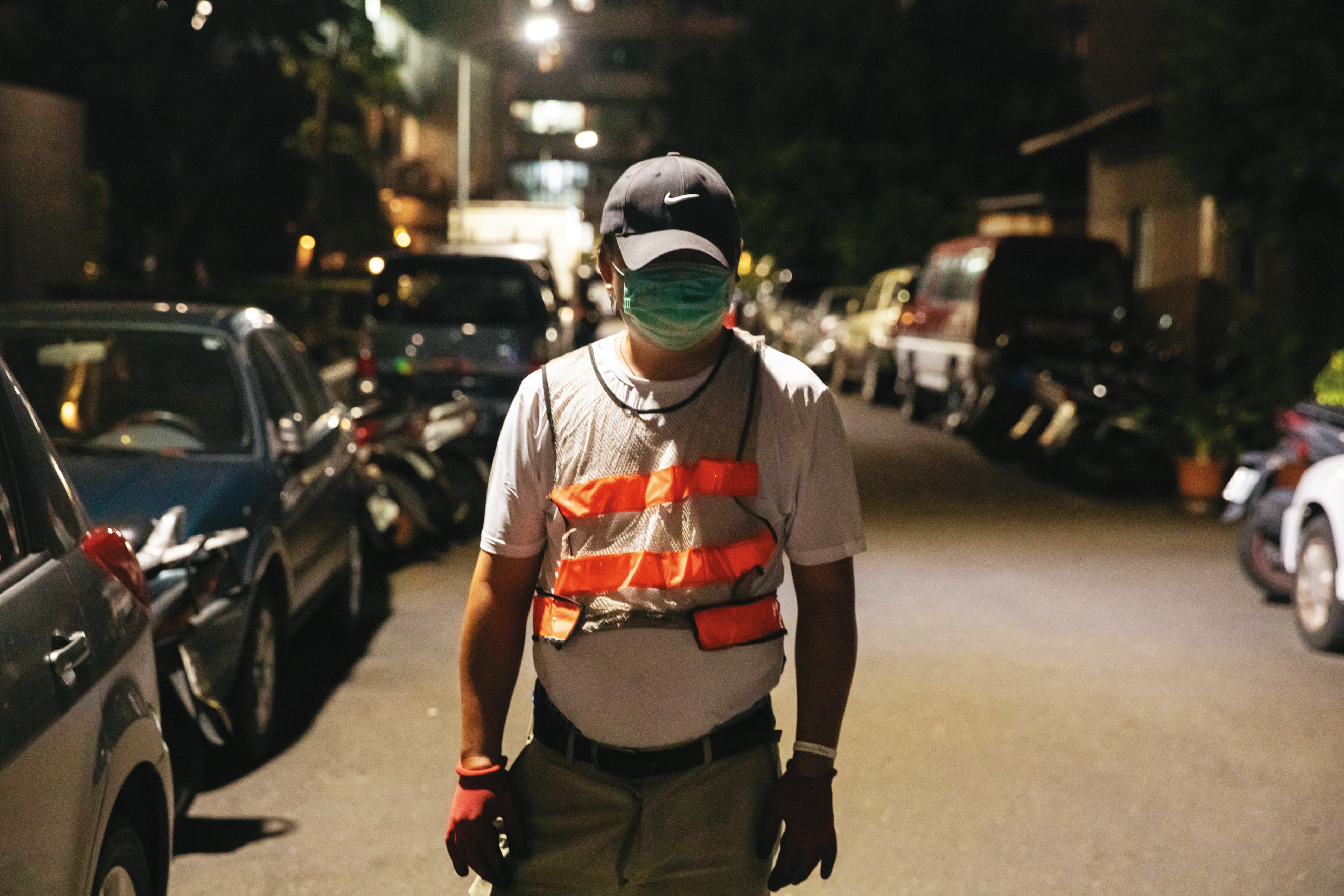 受疫情影響，舉牌工武德工作銳減，每月要繳2,850元的機車貸款也成為負擔。