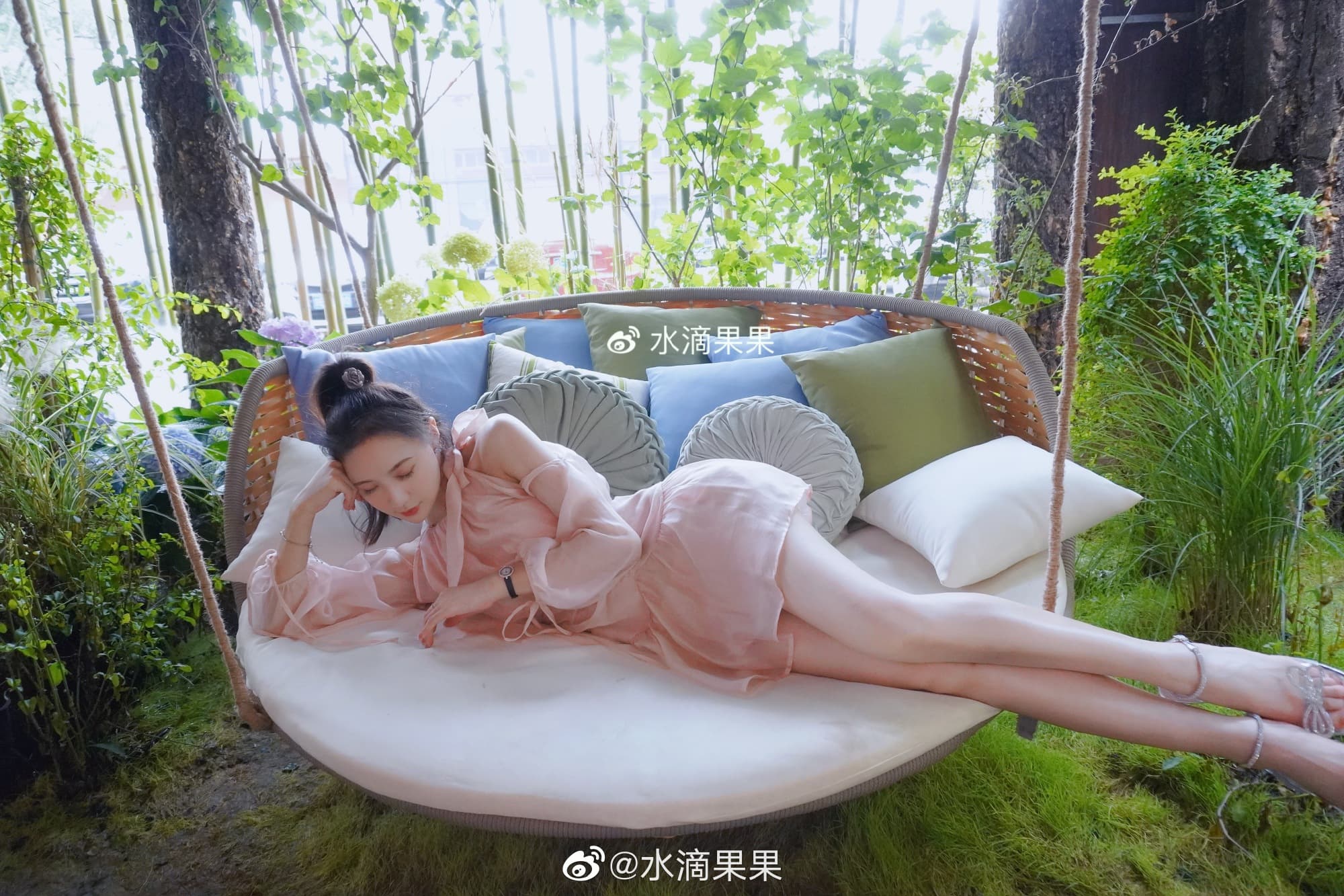 傳出水滴果果身價暴漲,接了更多外拍。(翻自微博)