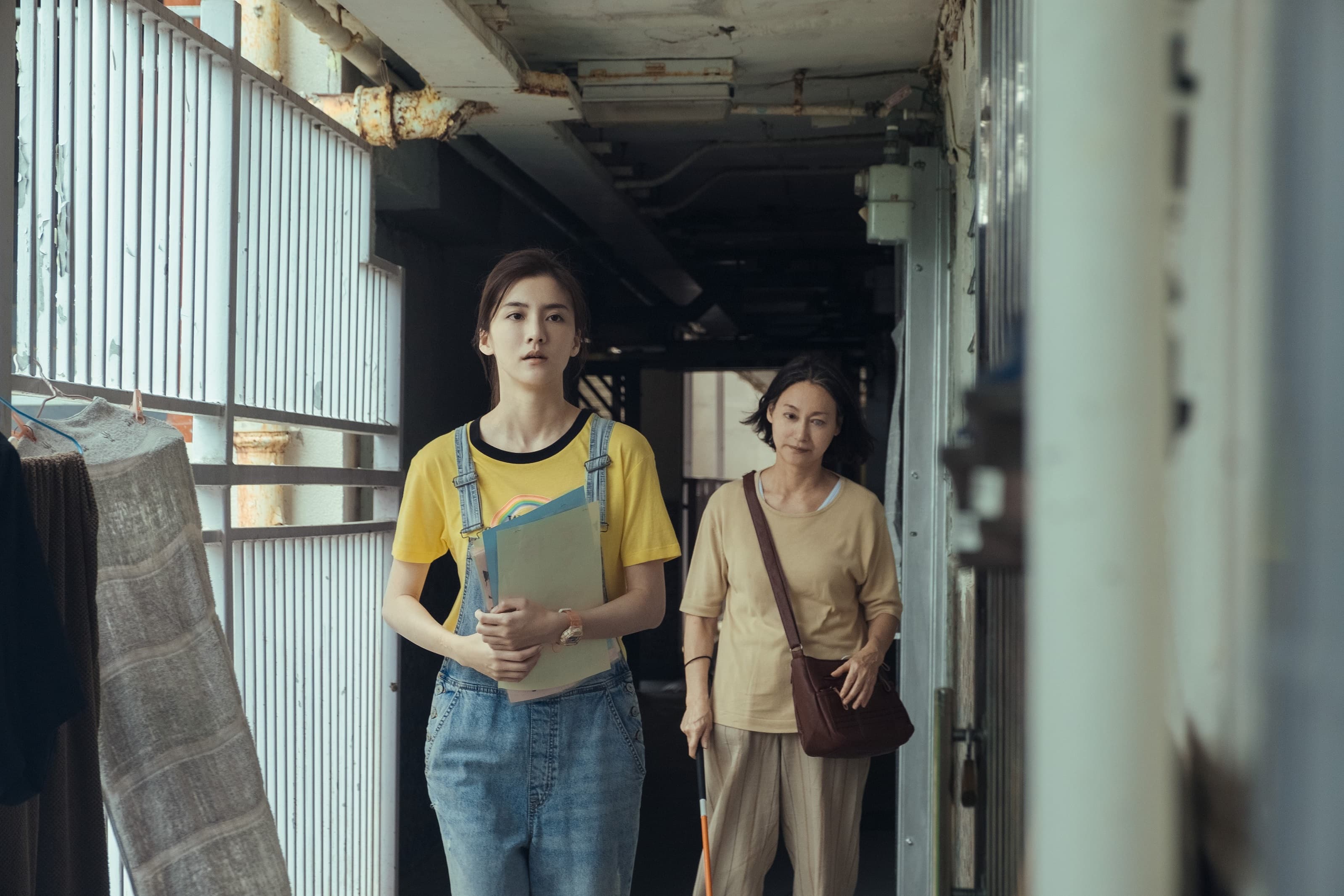 《一路瞳行》吳千語（左）演出視力正常的女兒，與惠英紅演繹家庭中的故事。（華映提供）