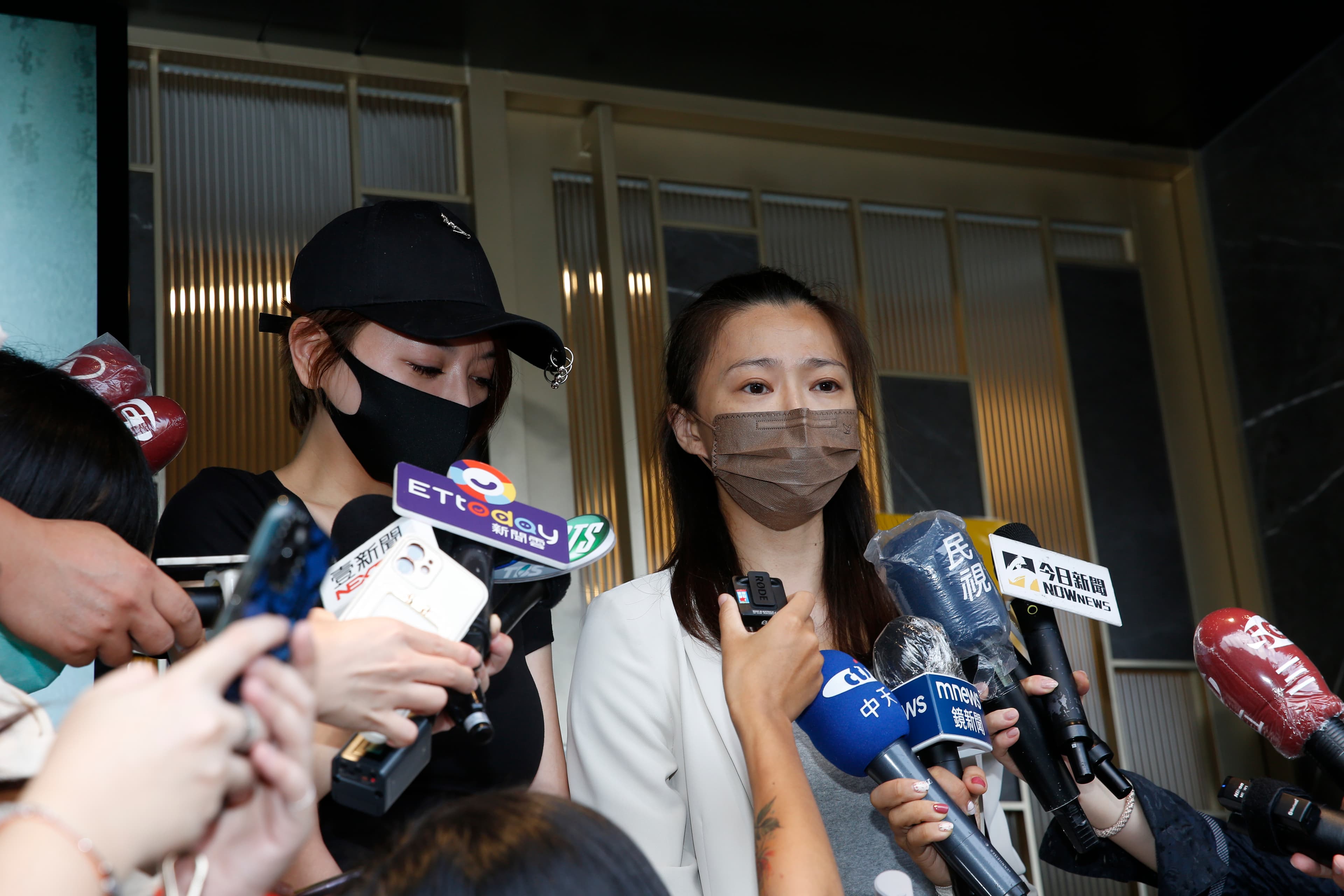 侯怡君和李妍瑾一同前來弔唁,兩人都相當感傷。