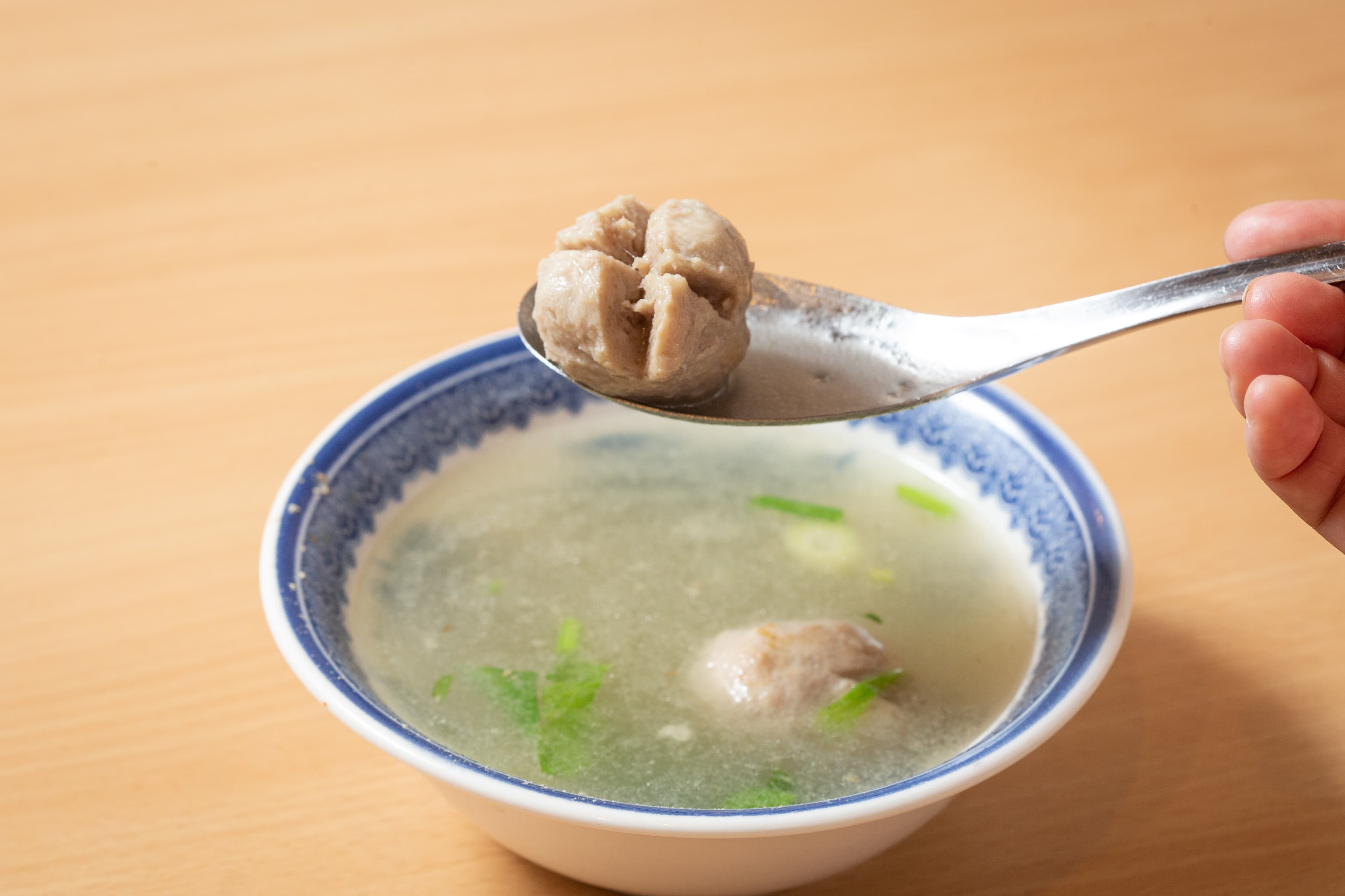 川業從創業以來就只賣自製的貢丸湯,肉感緊實。(30元/碗)