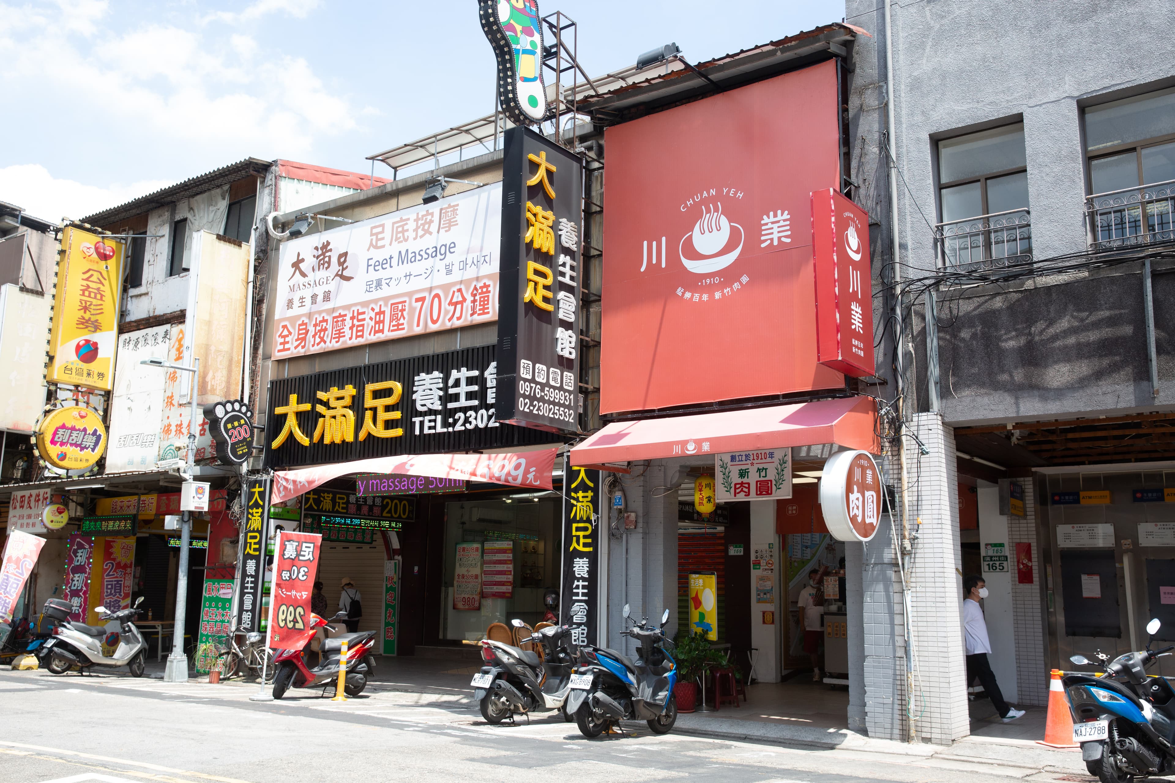 改名後的川業肉圓為防止客人認不得,將舊招牌「新竹肉圓」掛在店前。