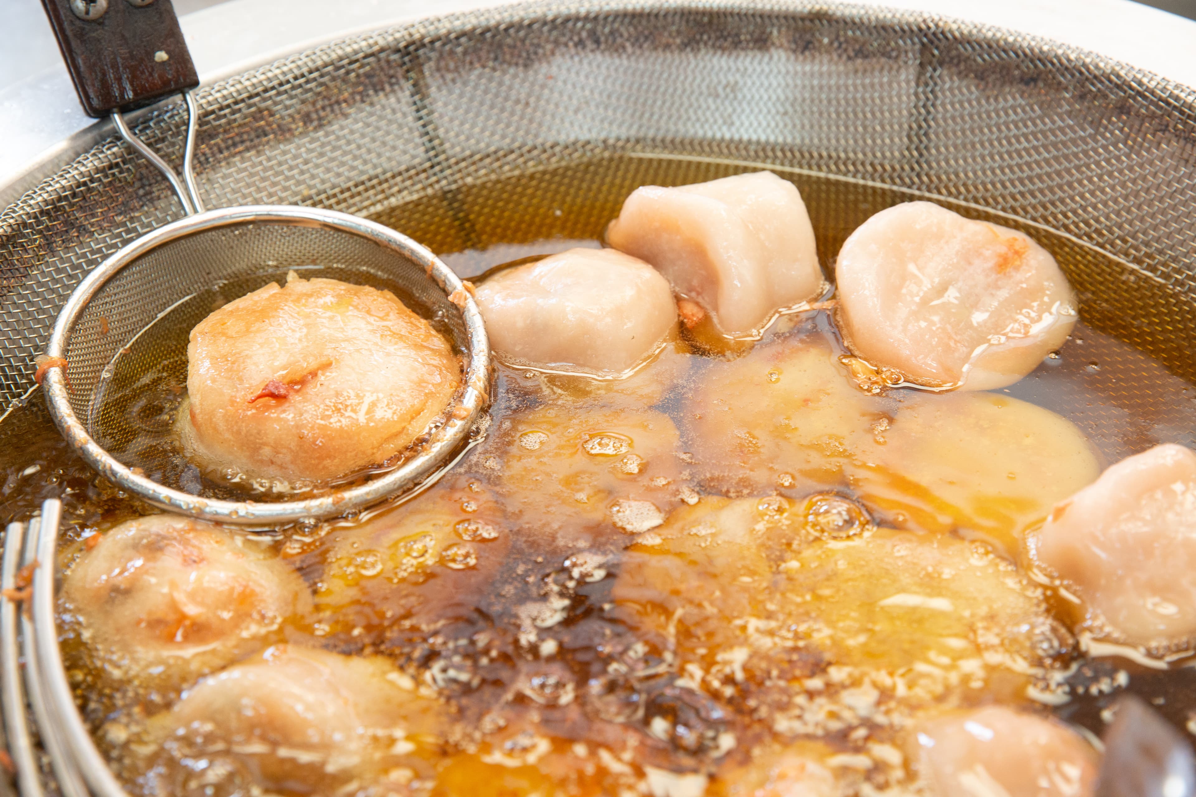 川業的紅糟肉圓是油泡路線,外皮微酥,香氣更濃。(45元/顆)