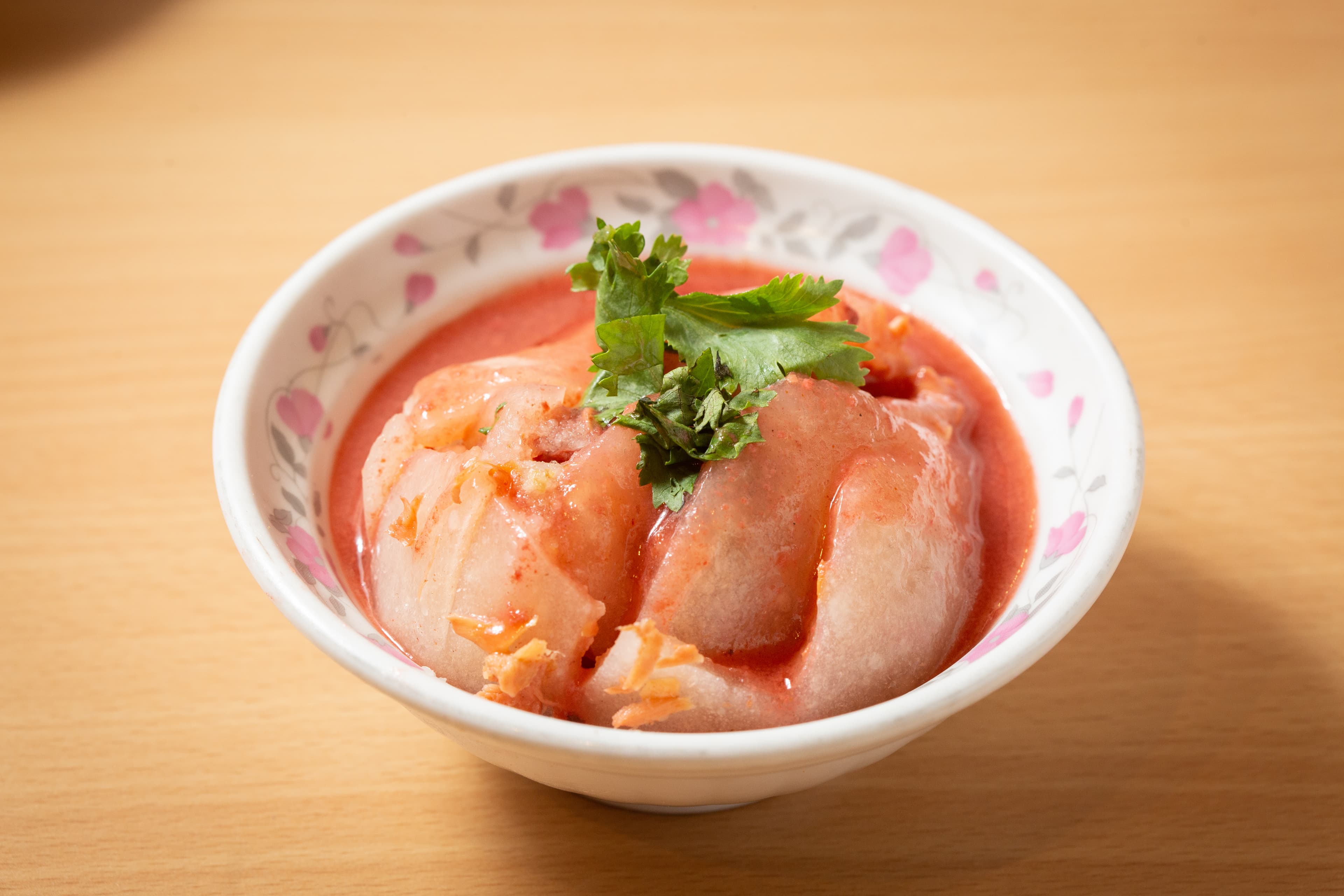 川業主打紅糟肉圓,包入後腿肉、鳳尾筍和香菇,皮Q內餡紮實,有淡淡甘甜。(45元/顆)