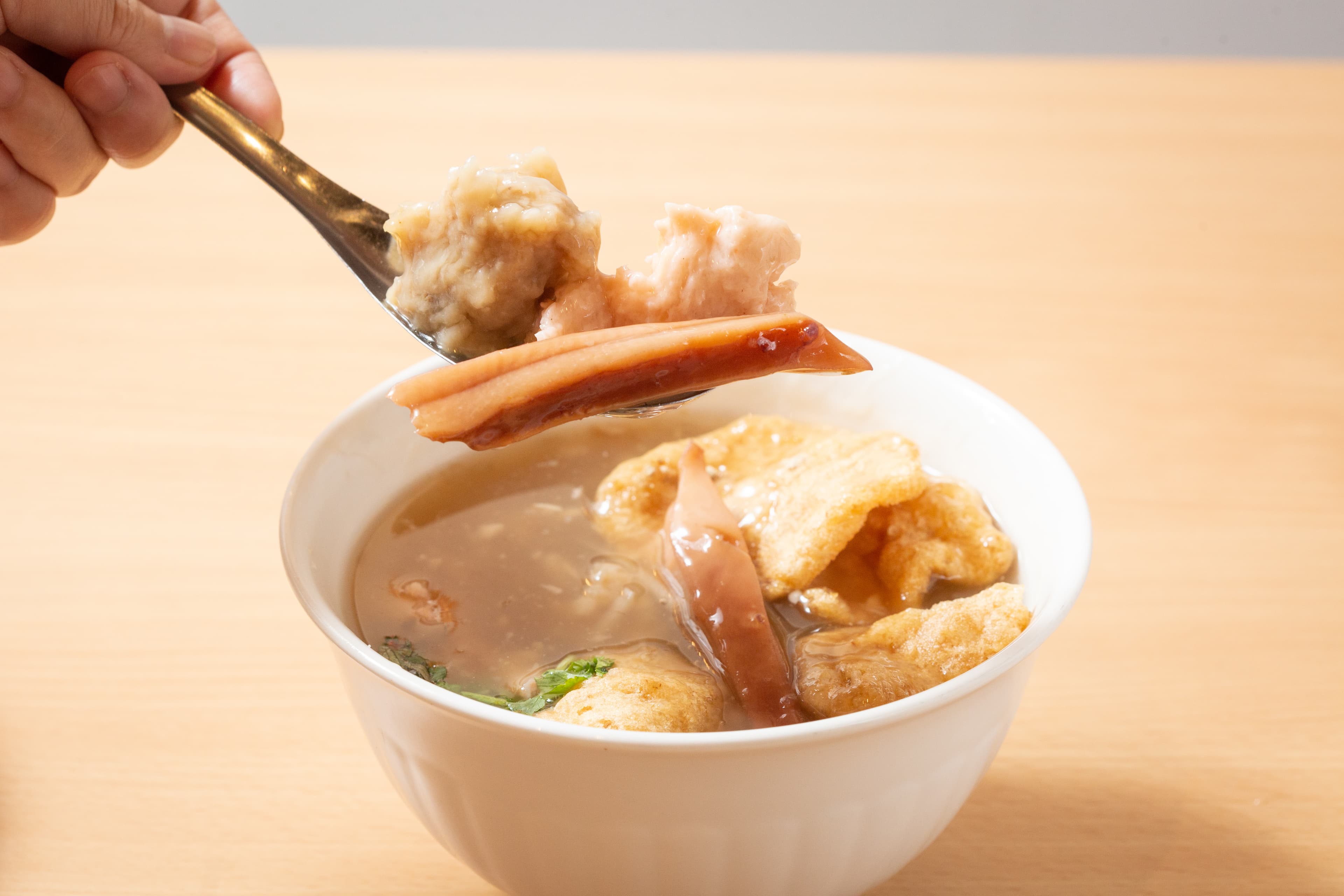 川業的綜合羹集結了自製的肉羹、蝦仁羹,以及魚酥、魷魚,料多澎湃。(70元/小,90元/大)