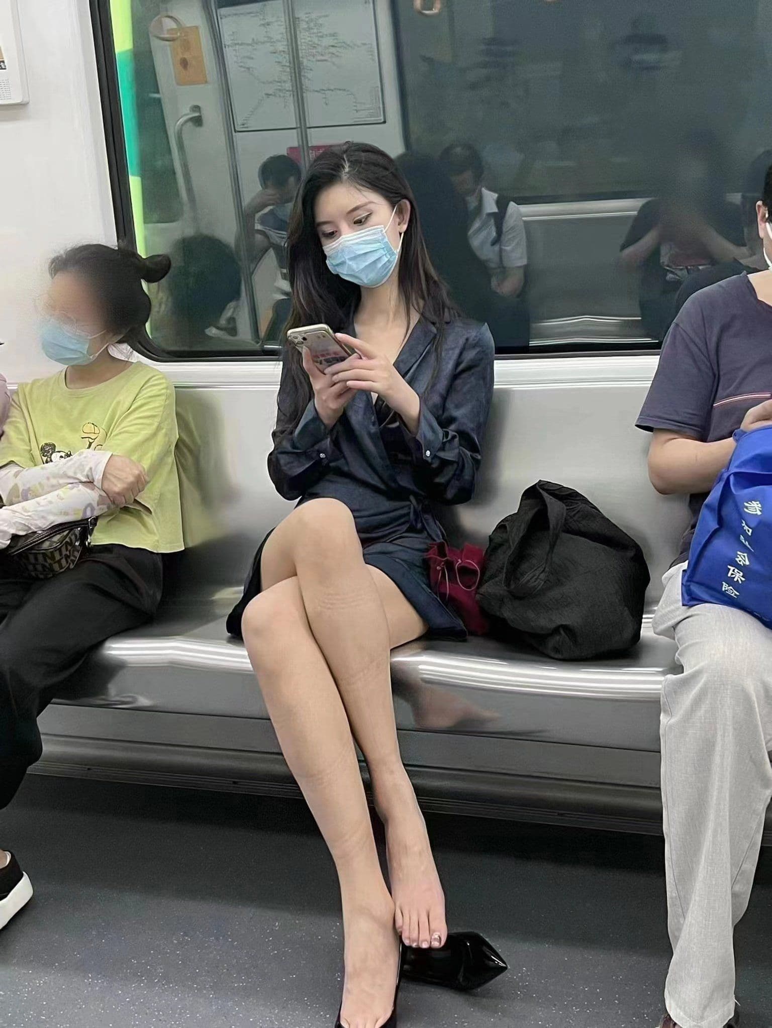 一名OL因高顏值加上一雙逆天長腿上有神祕繩痕掀起討論。(翻攝自爆廢公社公開版)