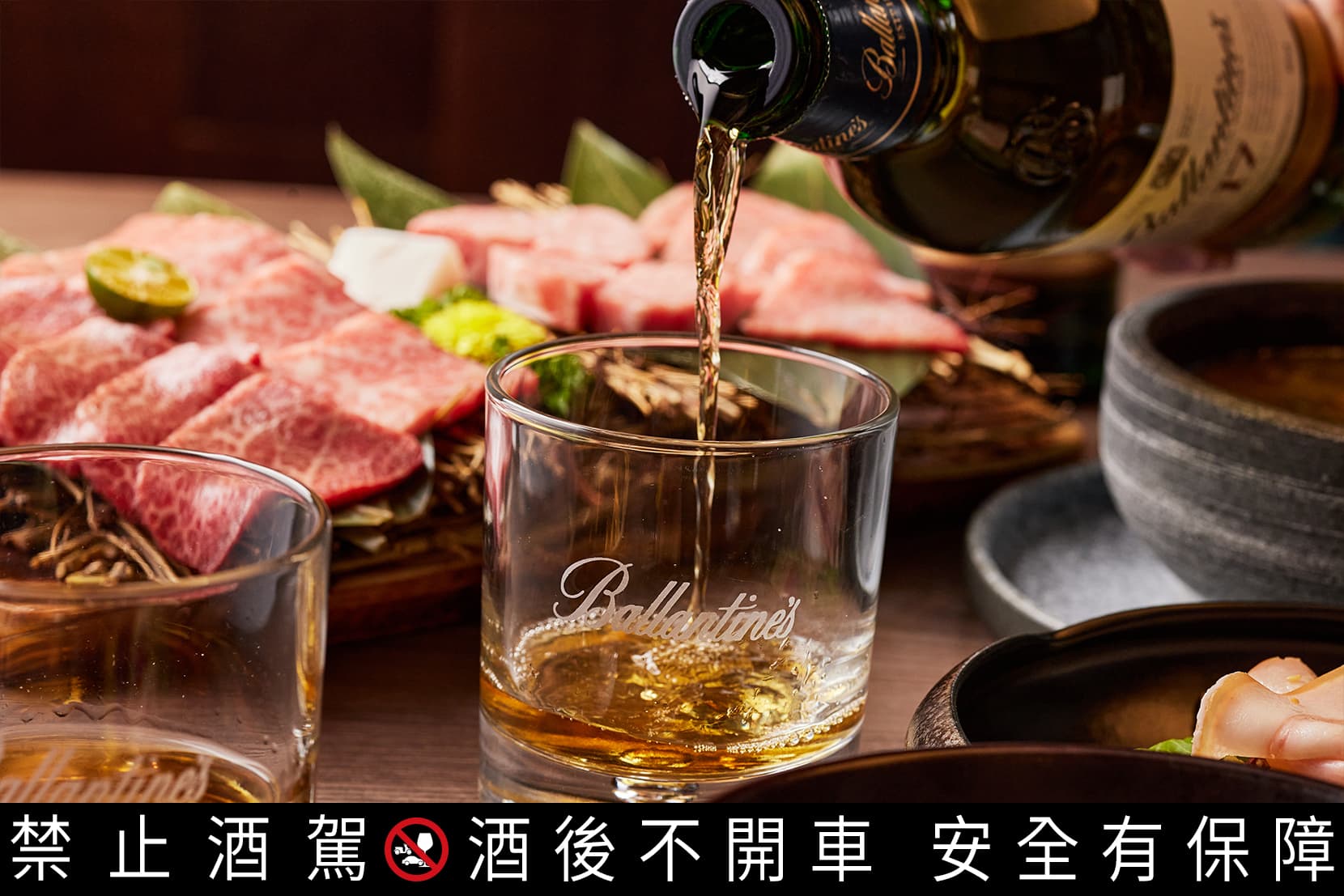 百齡罈17年明亮的金黃琥珀色澤中，揉合了清甜的風味與變化多端的香氣， 搭配燒肉美饌更能提振味蕾、帶出銷魂風味。