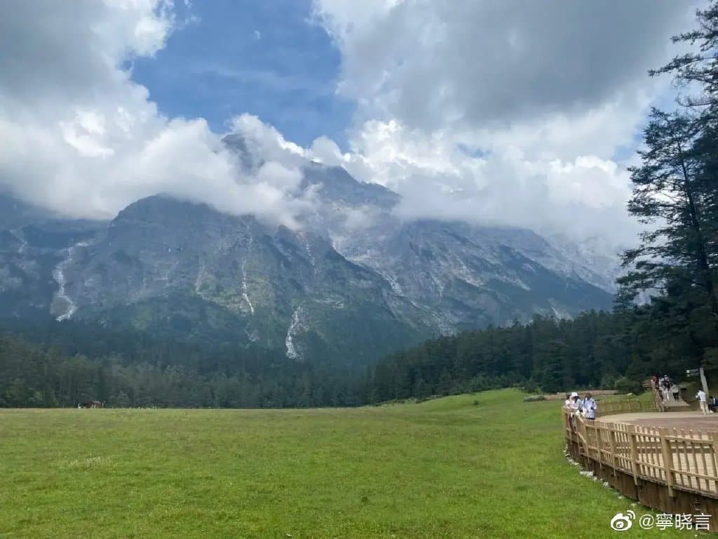 有網友指出,玉龍雪山風景區的景色相當美麗,但也是「當地人殉情的地方」。(翻自微博)