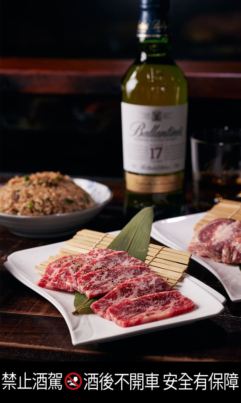 「吳桑燒肉」堅持手工去除多餘肉筋，維持燒烤後的適口性，和百齡罈對於風味超凡的追求，如出一轍。