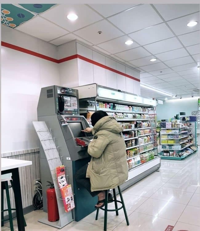 有網友貼出這張照片,開玩笑稱:「幫她拿個椅子,讓她可以用更久啊!」(翻攝「爆怨公社」)