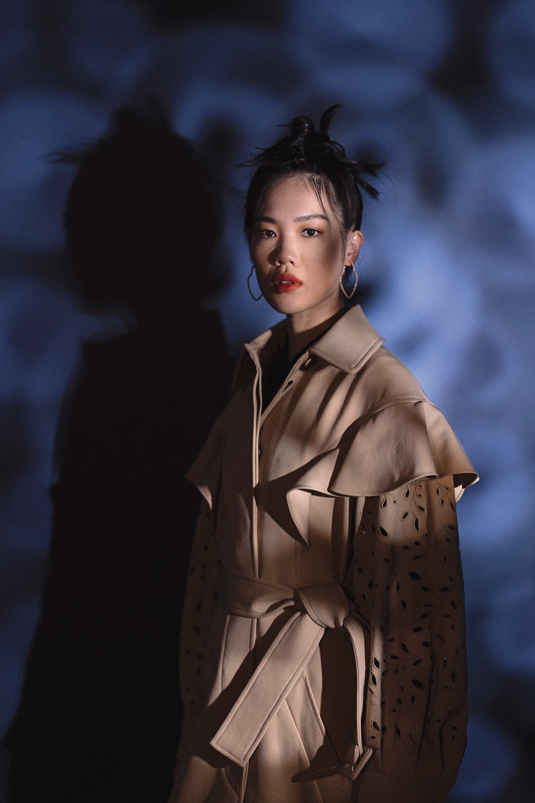 駝色英式刺繡風衣 NT$192,900 by Chloé；黑色合身上衣 價格店洽 by BALENCIAGA；幾何環形耳環 NT$6,700 by APM MONACO。
