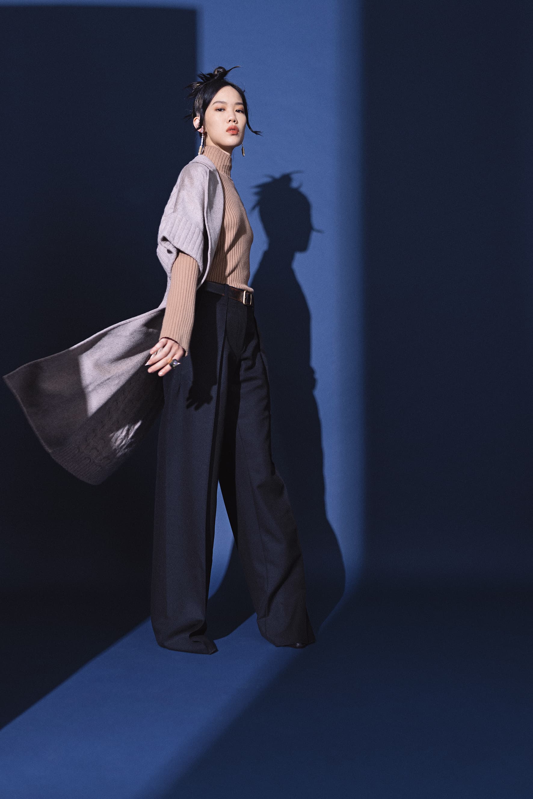 異材質拼接外套 NT$118,800 by Max Mara；駝色針織上衣 NT$39,100 by Chloé；黑色棉質寬褲 NT$36,900 by Salvatore Ferragamo；GANCINI拉鍊皮革黑色厚底靴 NT$44,900 by Salvatore Ferragamo；Codex珍珠耳環 各NT$5,000 by APM MONACO；納帕皮革腰帶 NT$19,000 by MIU MIU；Numina戒指 NT$8,000 by SWAROVSKI。