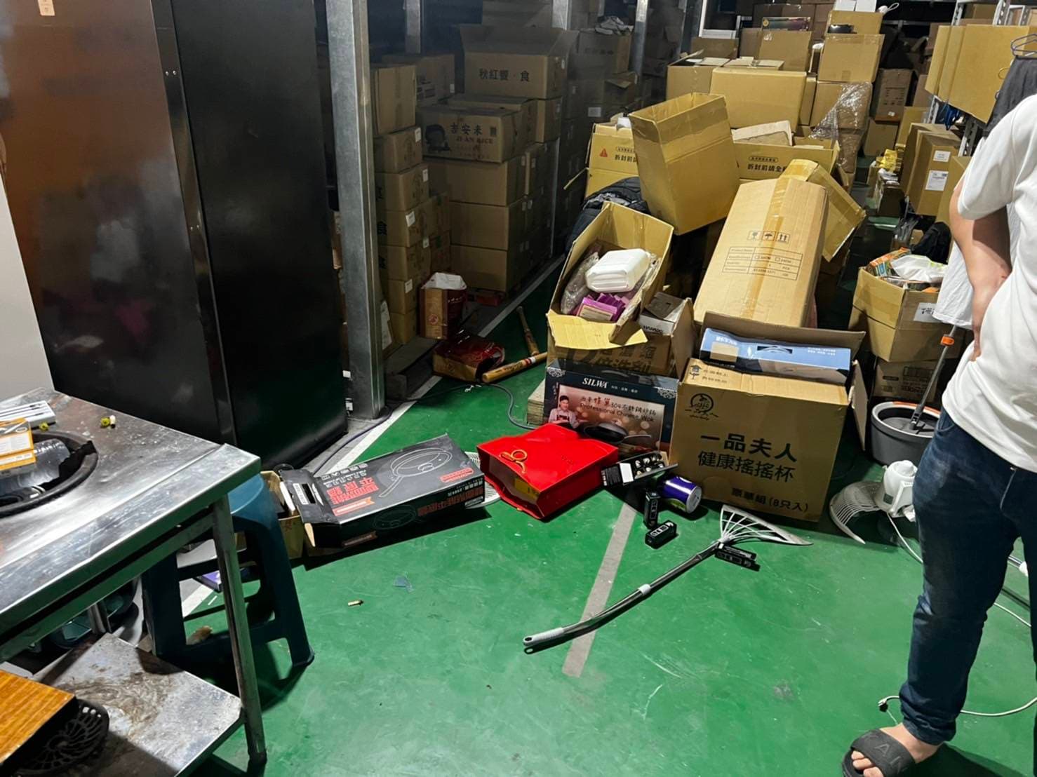 遭砸現場還留有犯案棍棒。(翻攝畫面)