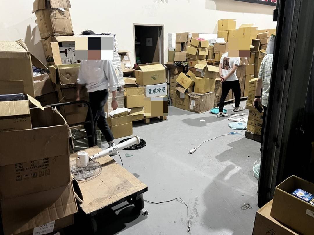倉庫多項貨品被砸損。(翻攝畫面)