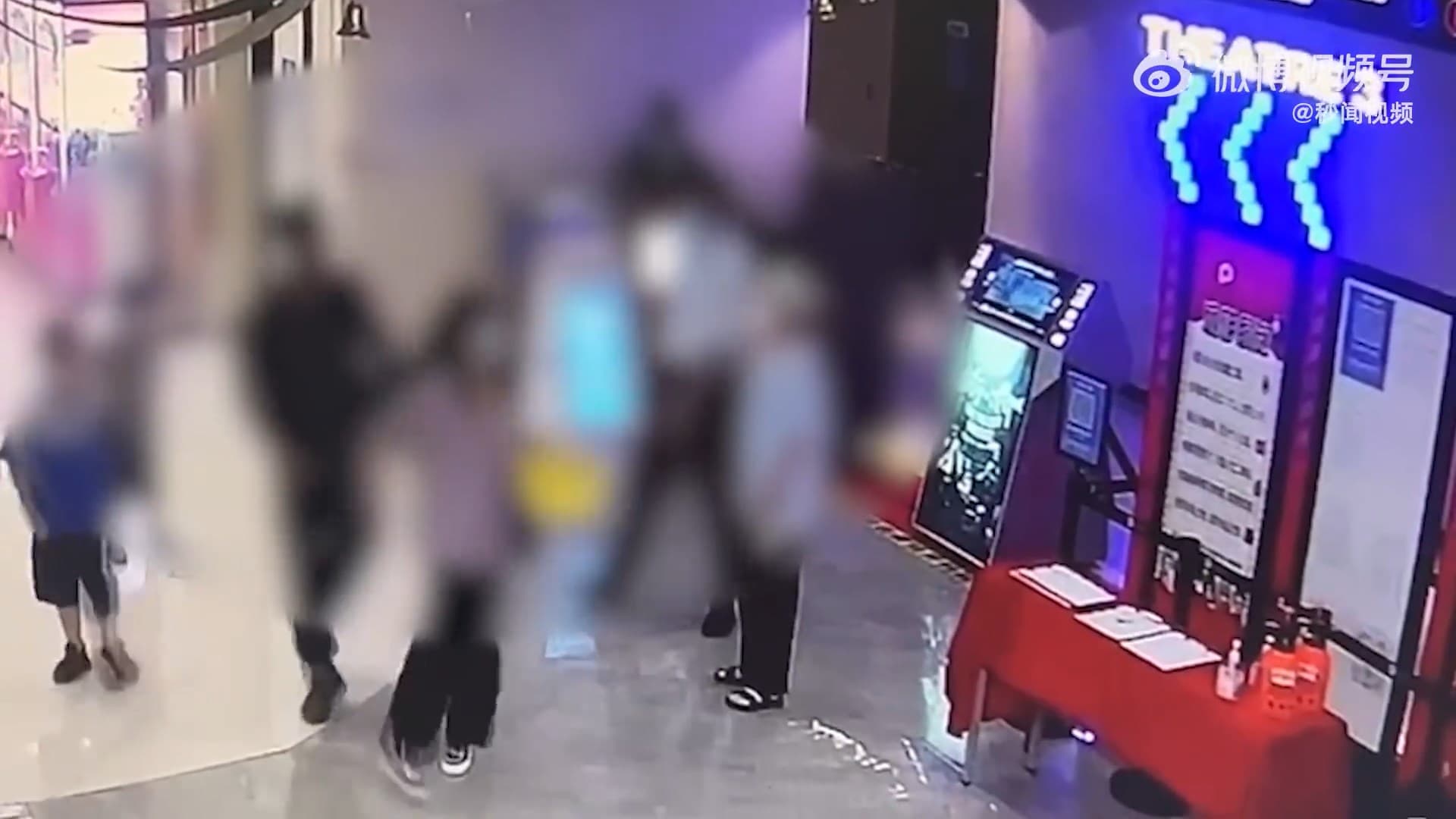 女子跟屁孩爸被請出電影院外，雙方仍然衝突不斷。（翻自微博）