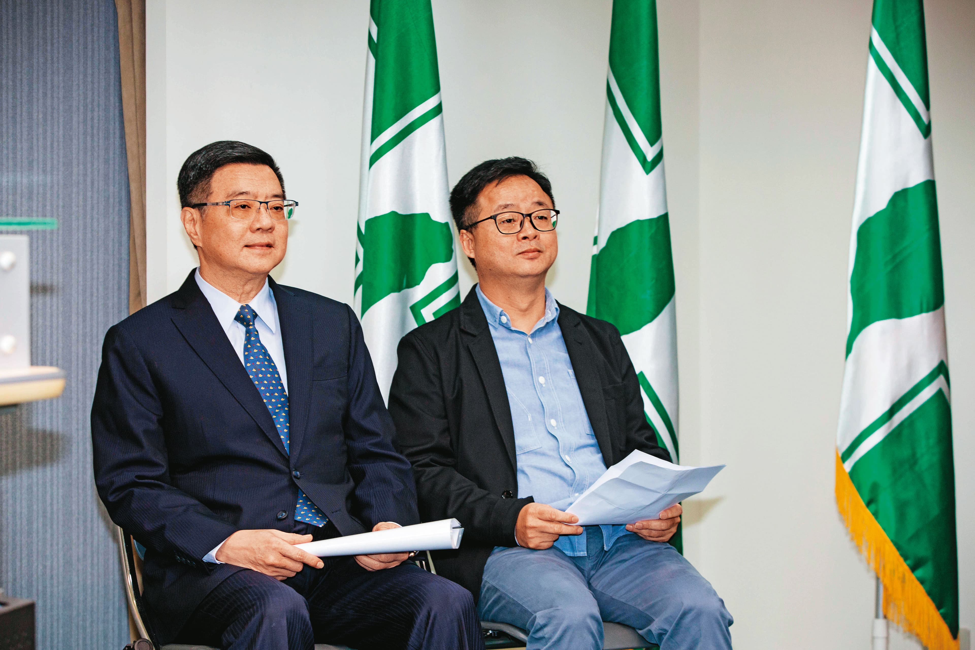 前民進黨主席卓榮泰（左）等綠營要角協助參與府外賴辦運作，前黨祕書長羅文嘉（右）也以民間角色支援。