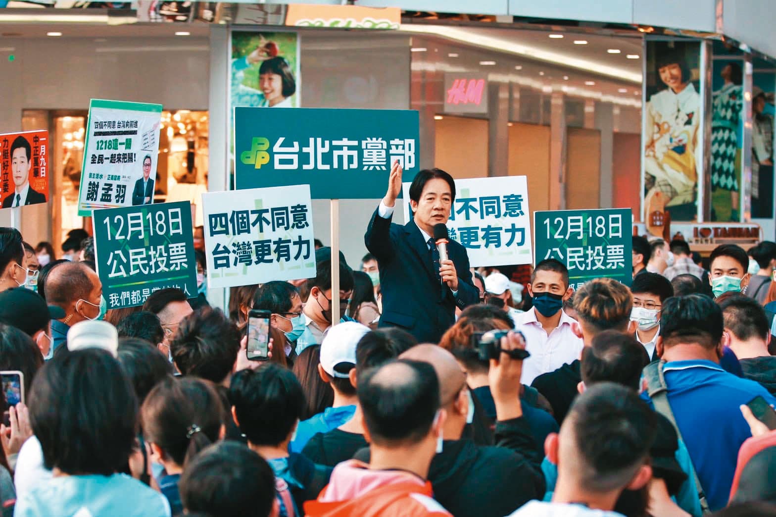 去年底4大公投期間，賴清德在各地跑了上百場的宣講說明會。新成立的府外辦公室現階段重點工作定調是年底全國輔選。（翻攝賴清德臉書）