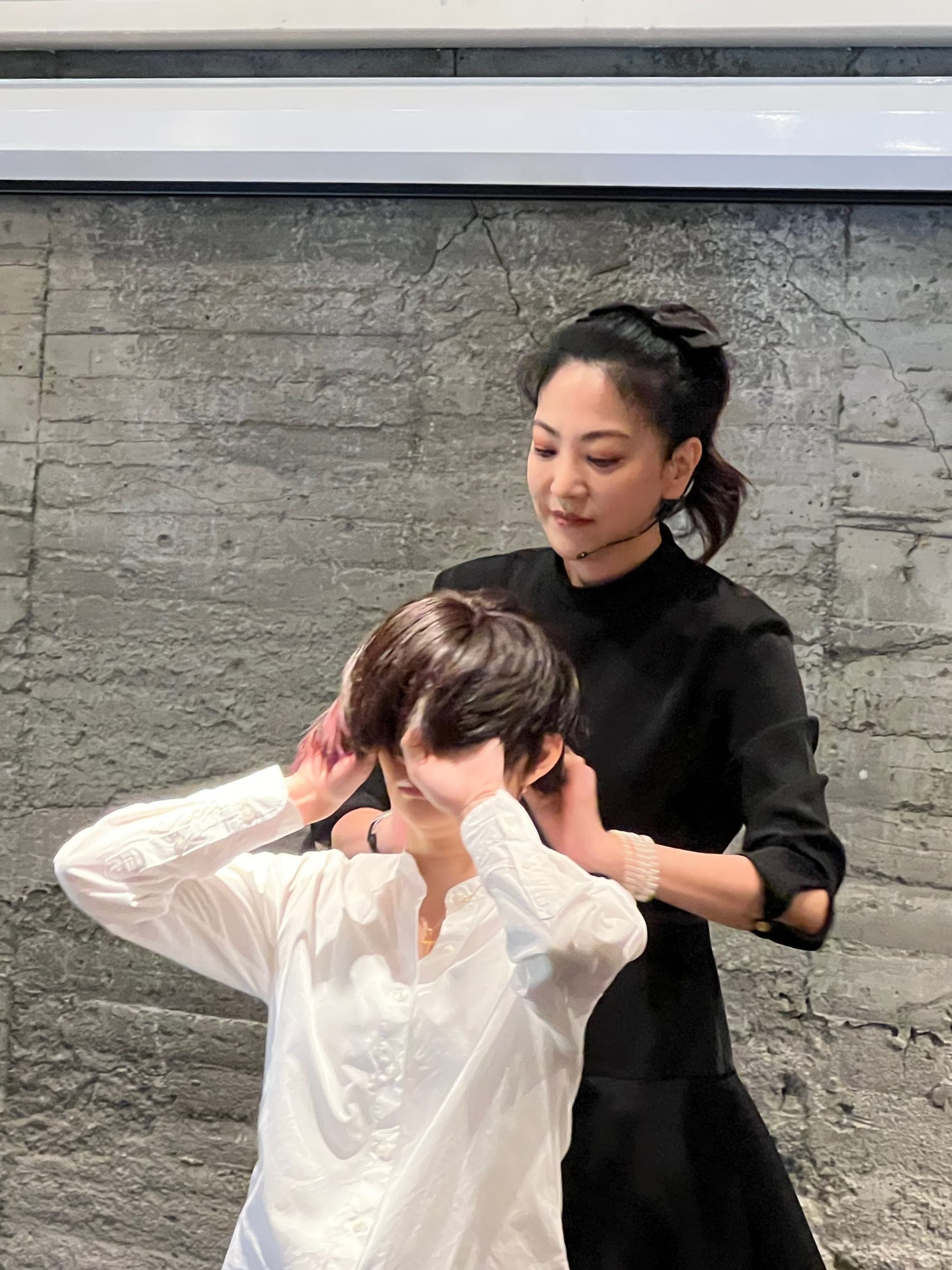 吳依霖指導如何為癌症病友吹整假髮。（喜鵲提供）