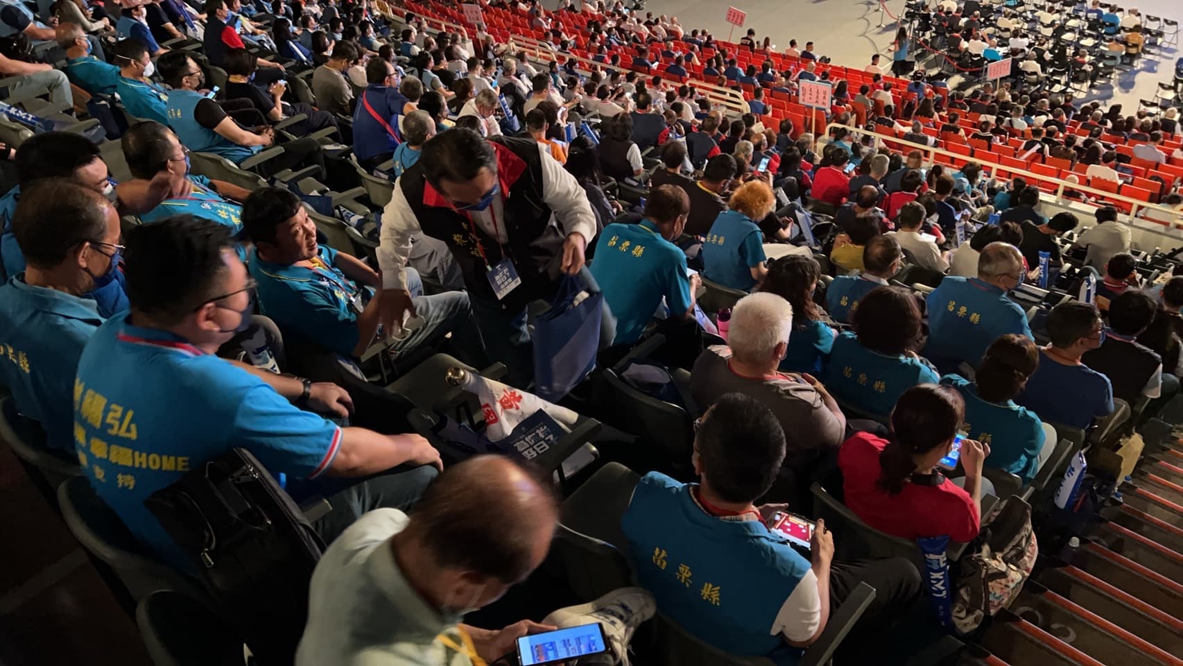 國民黨今(28)日召開全代會,力挺鍾東錦的黨代表系統集體缺席,僅有黨提名的苗栗縣長參選人謝福弘人馬到場,氣氛相當尷尬。