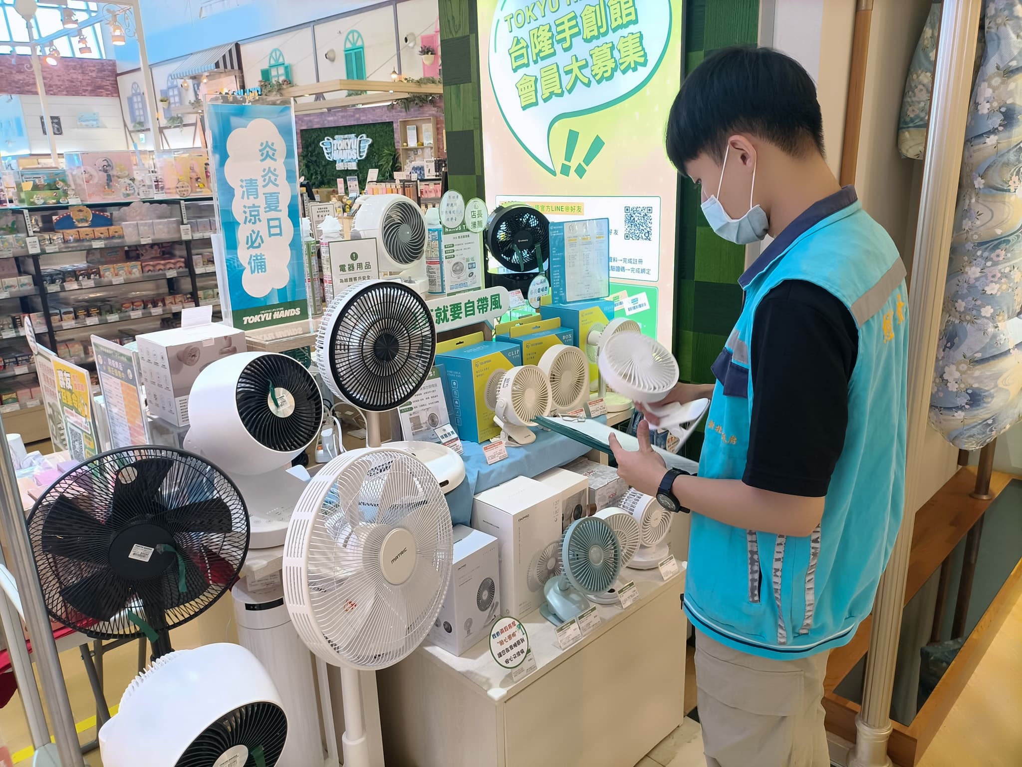 經發局針對轄內商家抽查150件小風扇及電蚊拍，其中29件標示不合格，不合格率達19％。（新北市經發局提供）
