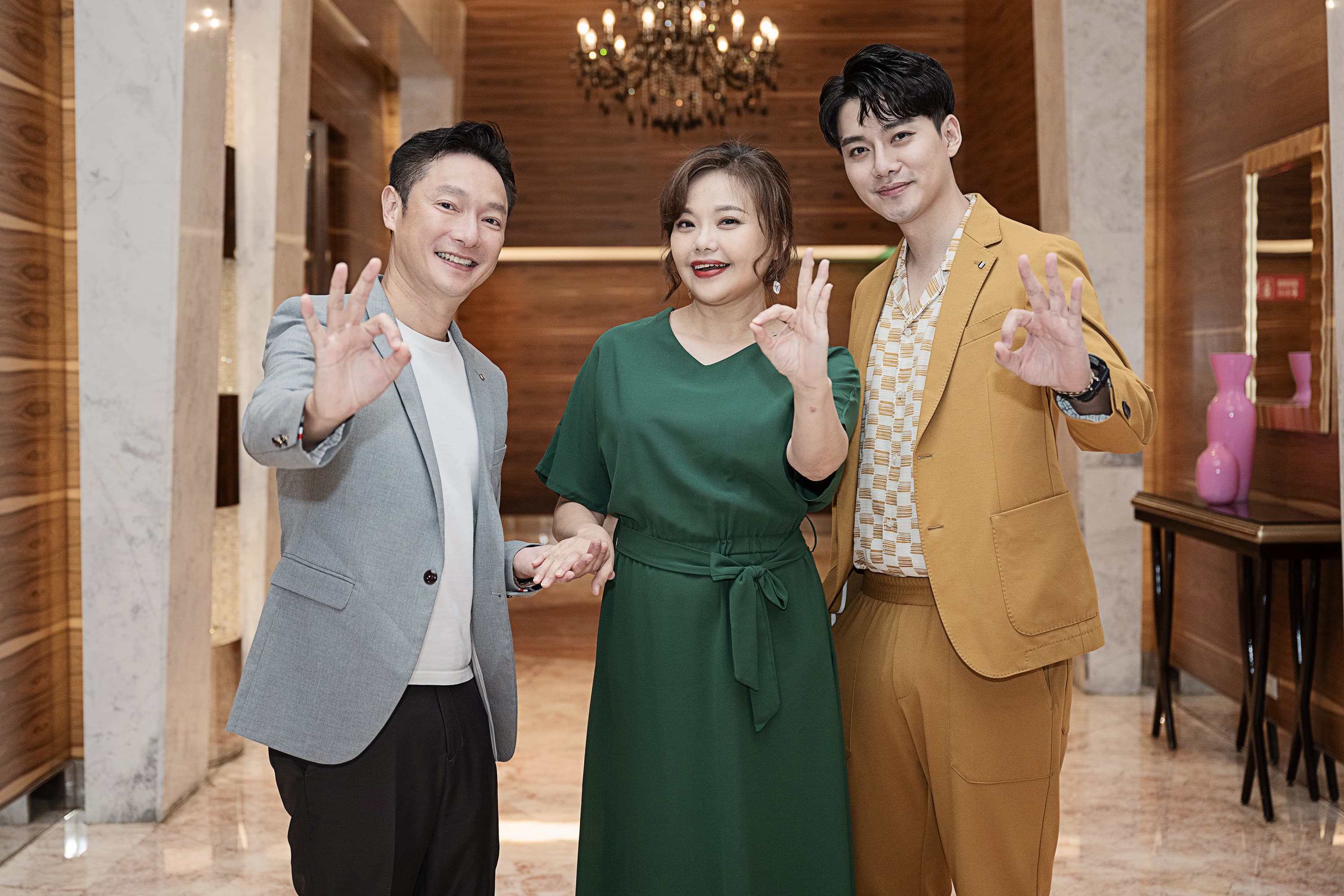 謝祖武、林嘉俐、李唯楓在大愛電視劇集《冬菊，沒問題》中飾演一家人。（LiTV、 大愛電視台）