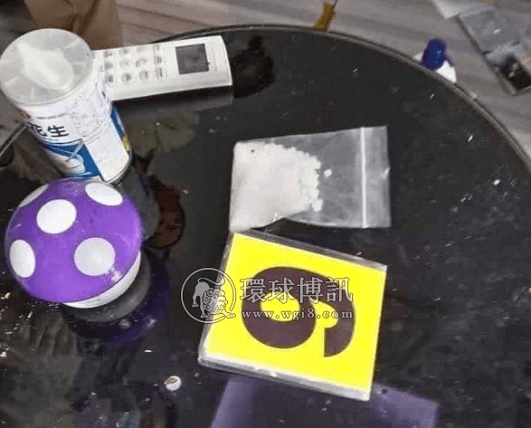 死者桌上放有毒品，還有一罐「牛奶花生」。（翻攝環球博訊）