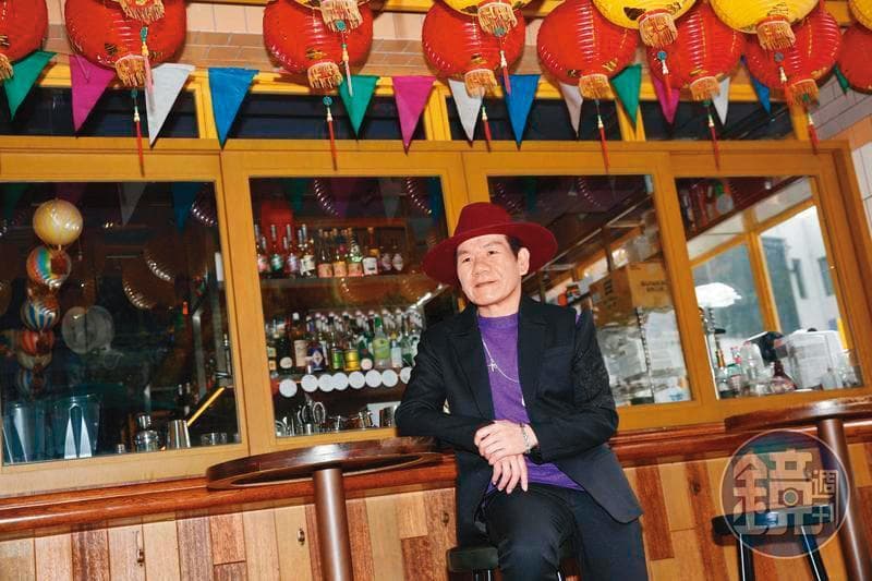 趙傳在小巨蛋公然抽菸,自稱為了發揚搖滾精神。(資料照)