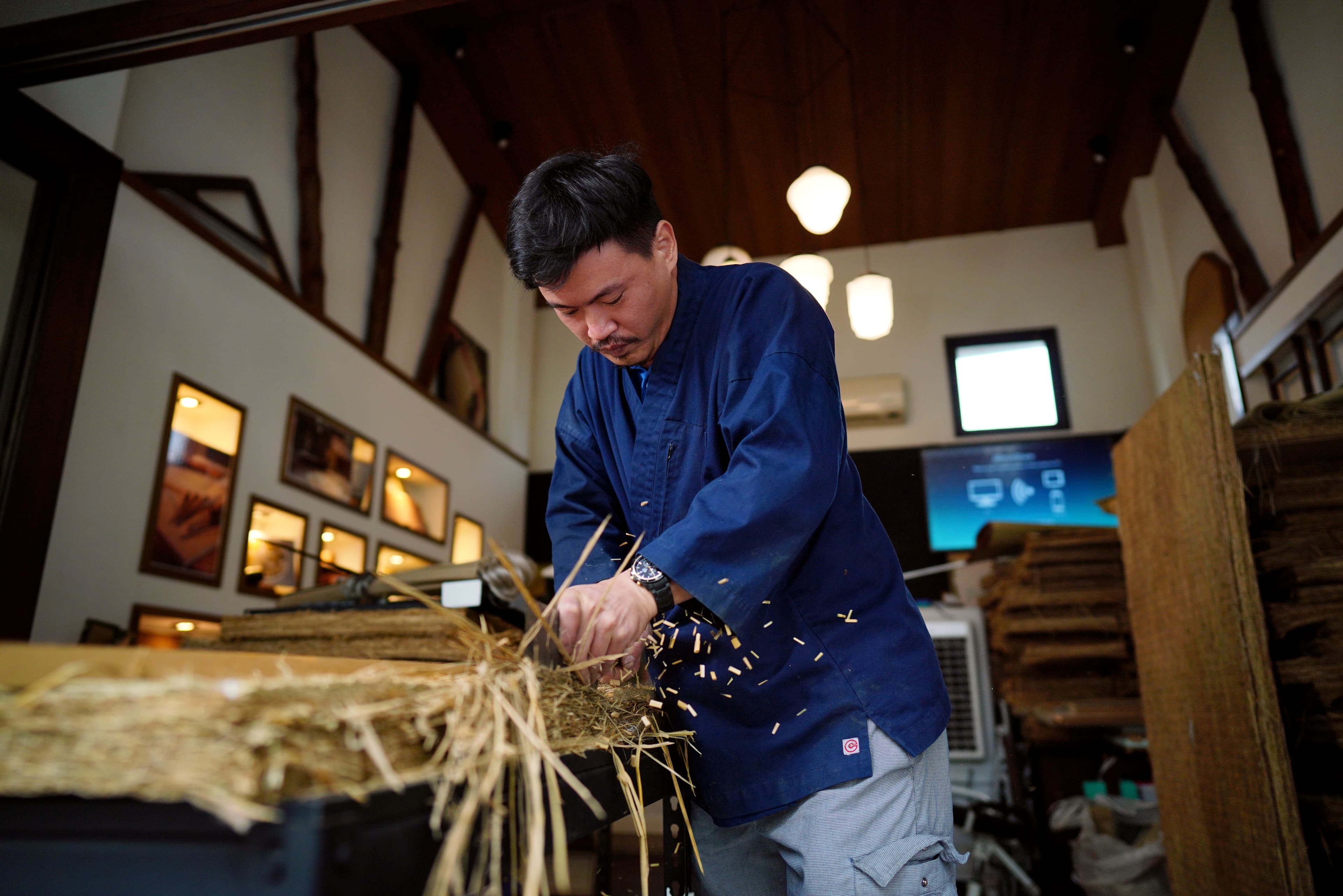 李宗勳說，製作榻榻米的第一步，是以鋼刀切除多餘蓆邊。