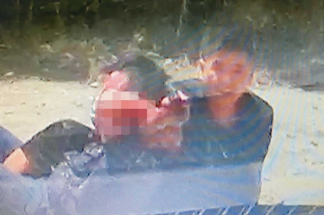林信吾(右)刺殺凃明誠(左)後,還勒住他的脖子,持槍射擊警車。(翻攝畫面)