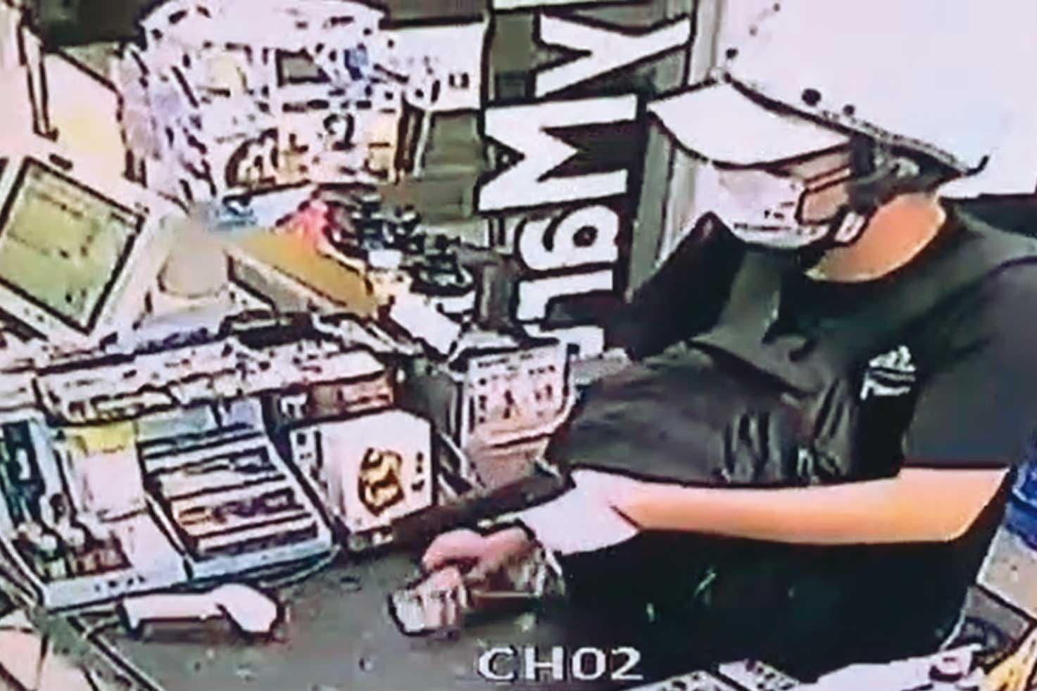 林信吾逃亡到新營後,深夜偷車,並持警槍搶超商,被警方掌握行蹤。(翻攝畫面)
