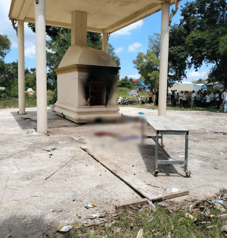 火葬爐突然爆炸,爐門砸中鴻森的頭部,現場血跡斑斑。(翻自cambodiaflashnews.com)