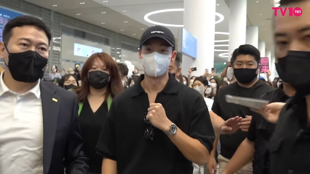 許光漢前天在機場被熱情粉絲包圍，得靠多名高壯保鑣護送才能上保母車。（翻攝自TV10）