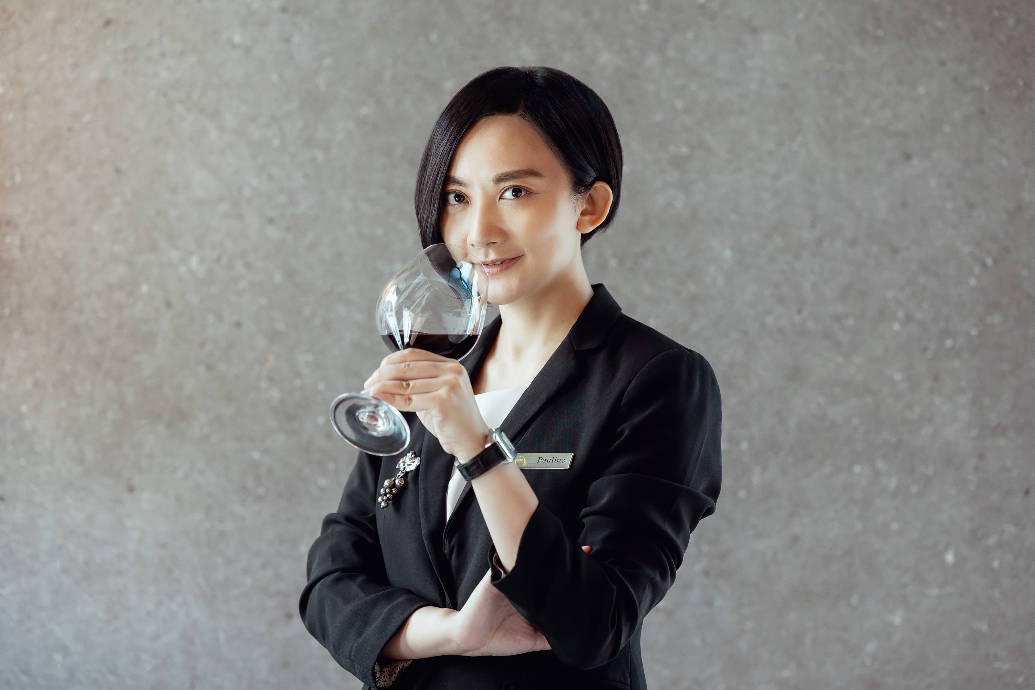 身為外場經理,同時也是侍酒師的她,具備專業餐酒知識與搭配功力。(鹽之華提供)