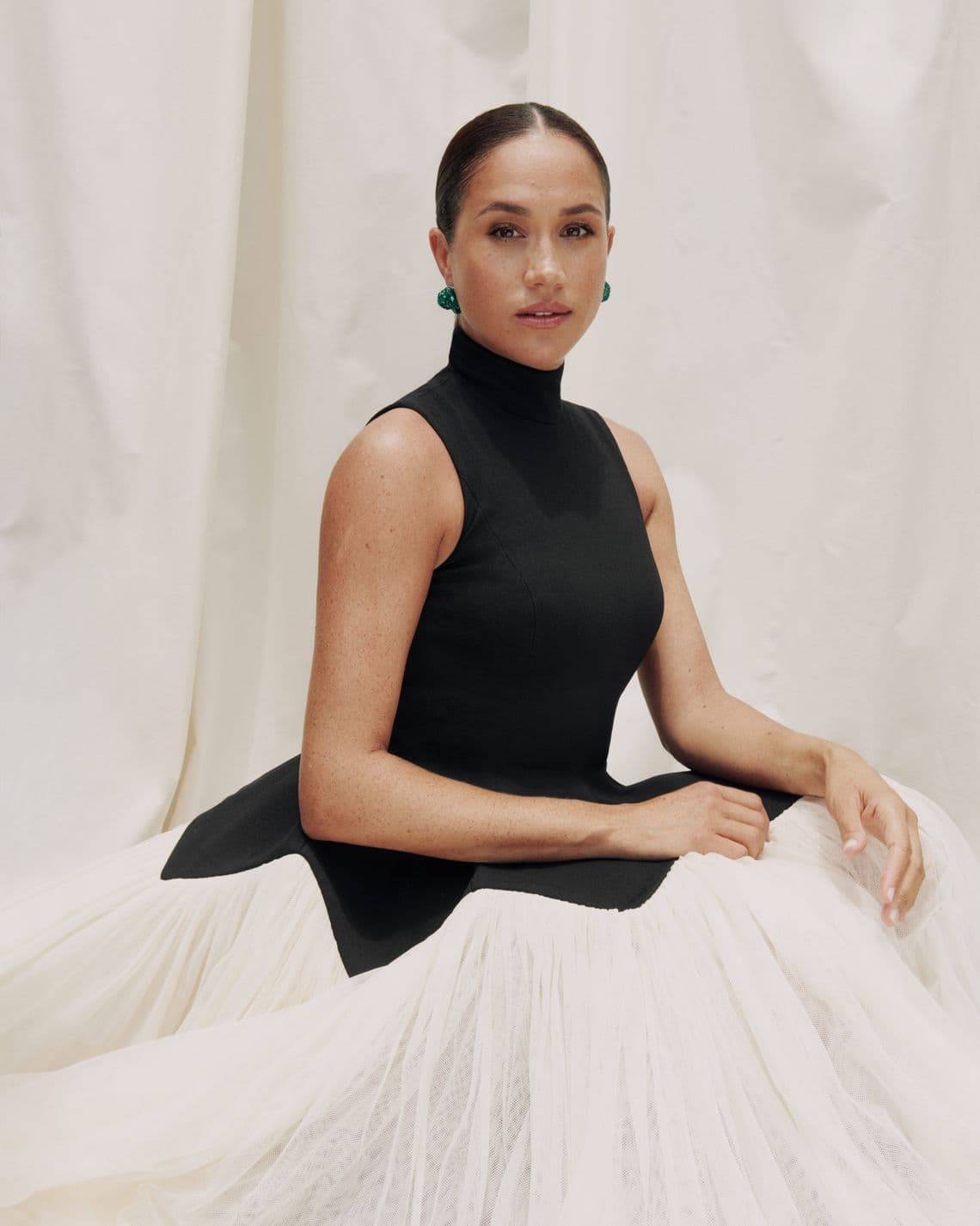 梅根穿著Tory Burch Resort高領洋裝拍照。(翻攝 The Cut推特)
