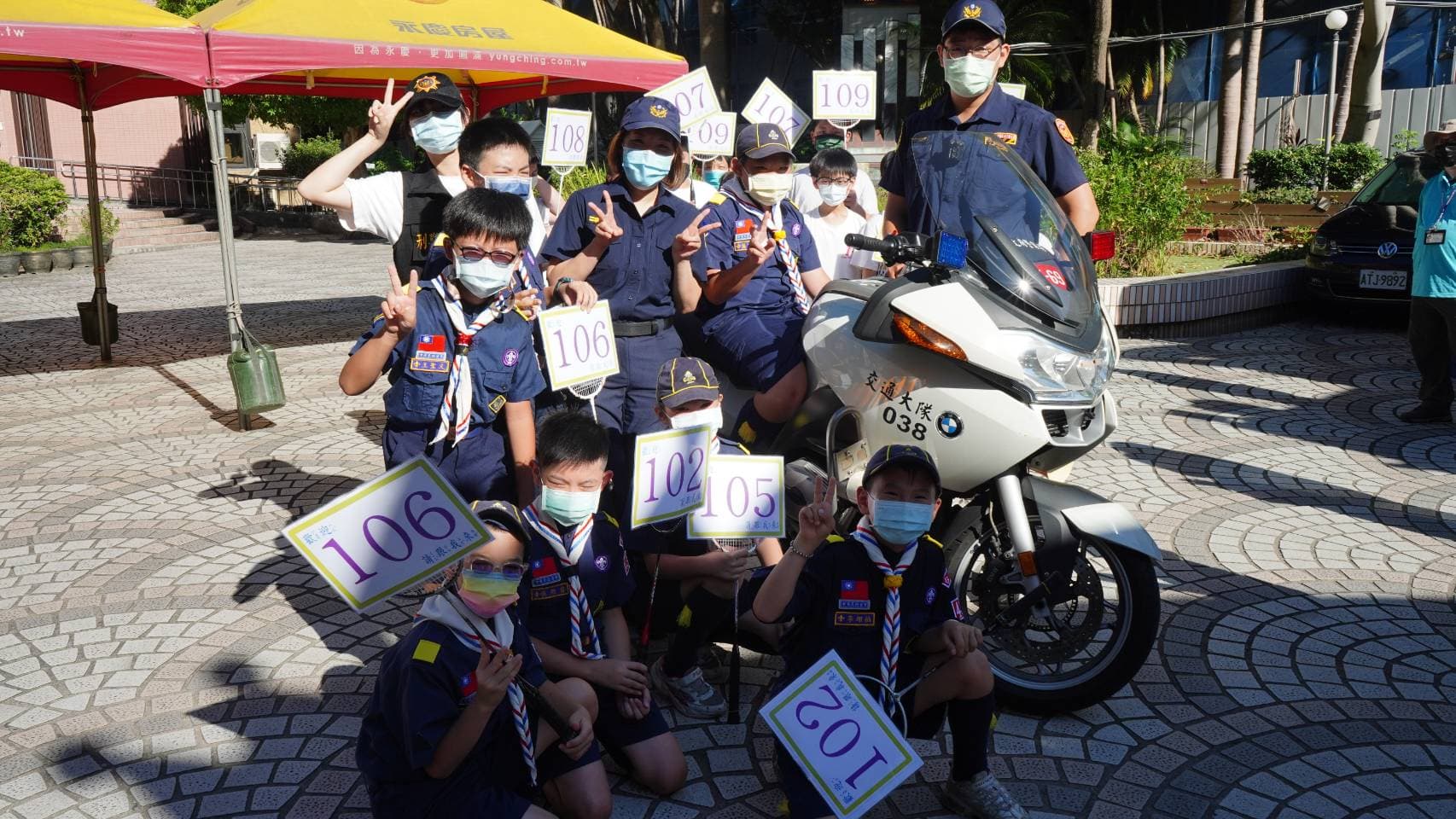 松山分局針對轄內各中、小學校交通安全、預防詐騙、反吸毒及反霸凌等宣導活動。(松山分局提供)