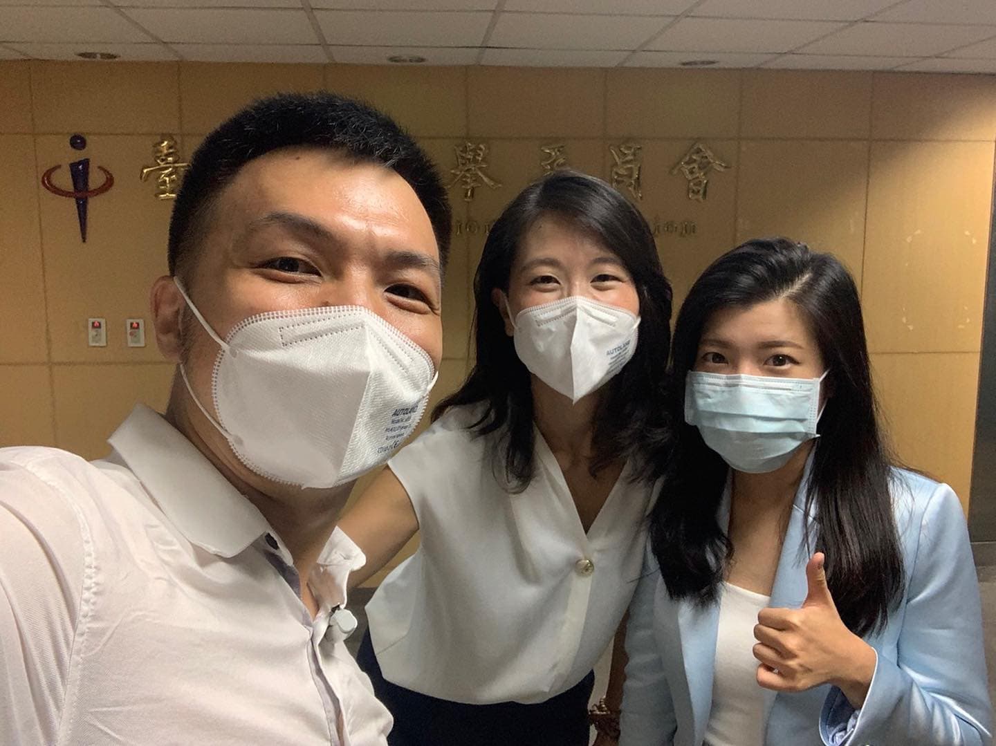 張家豪(左起)與華珮君、曾琳詒完成參選登記。(翻攝自動保黨 張家豪 台北市長候選人 臉書)